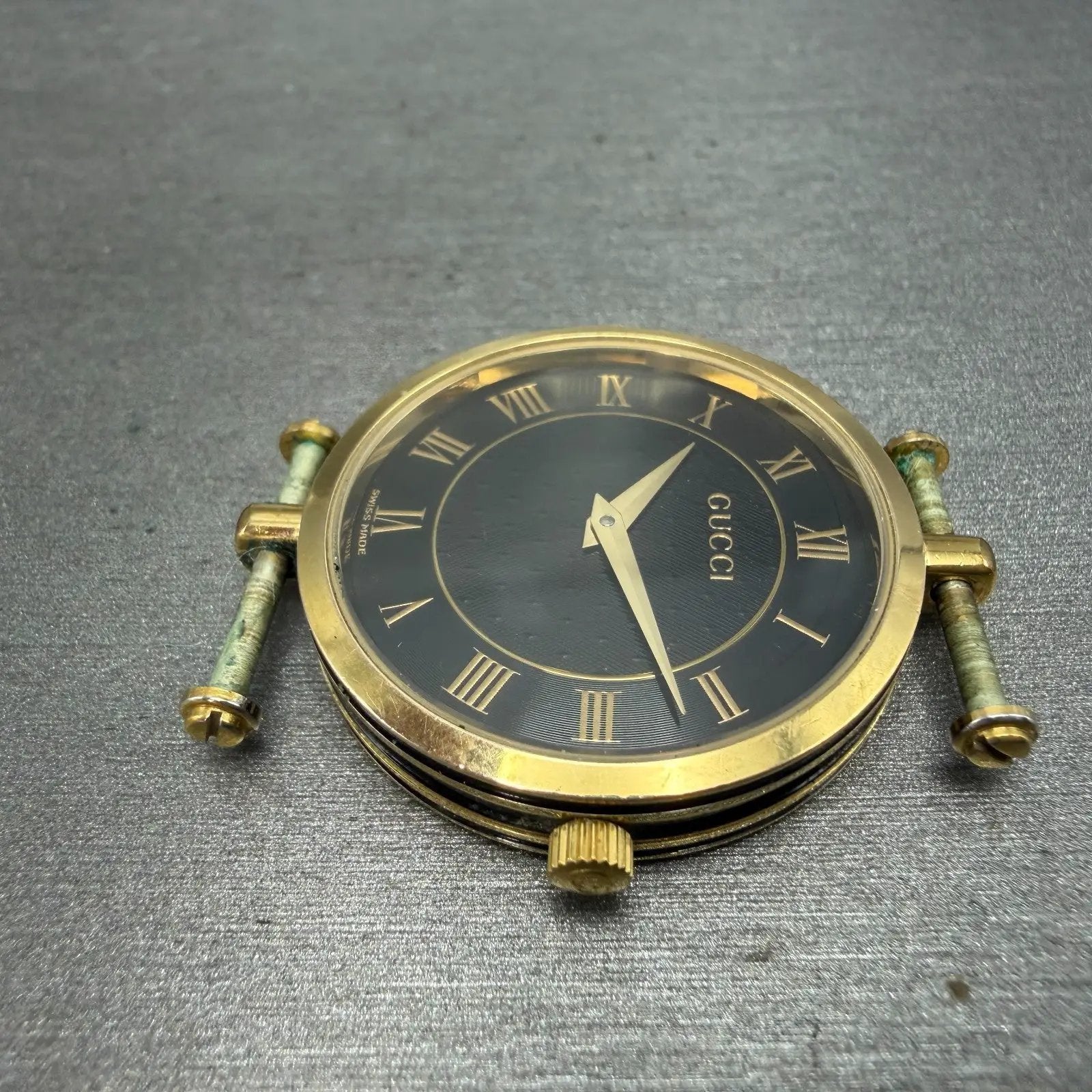Gucci 2040M Watch Men 30mm Black Dial Gold Tone Round Roman Numerals New Battery5