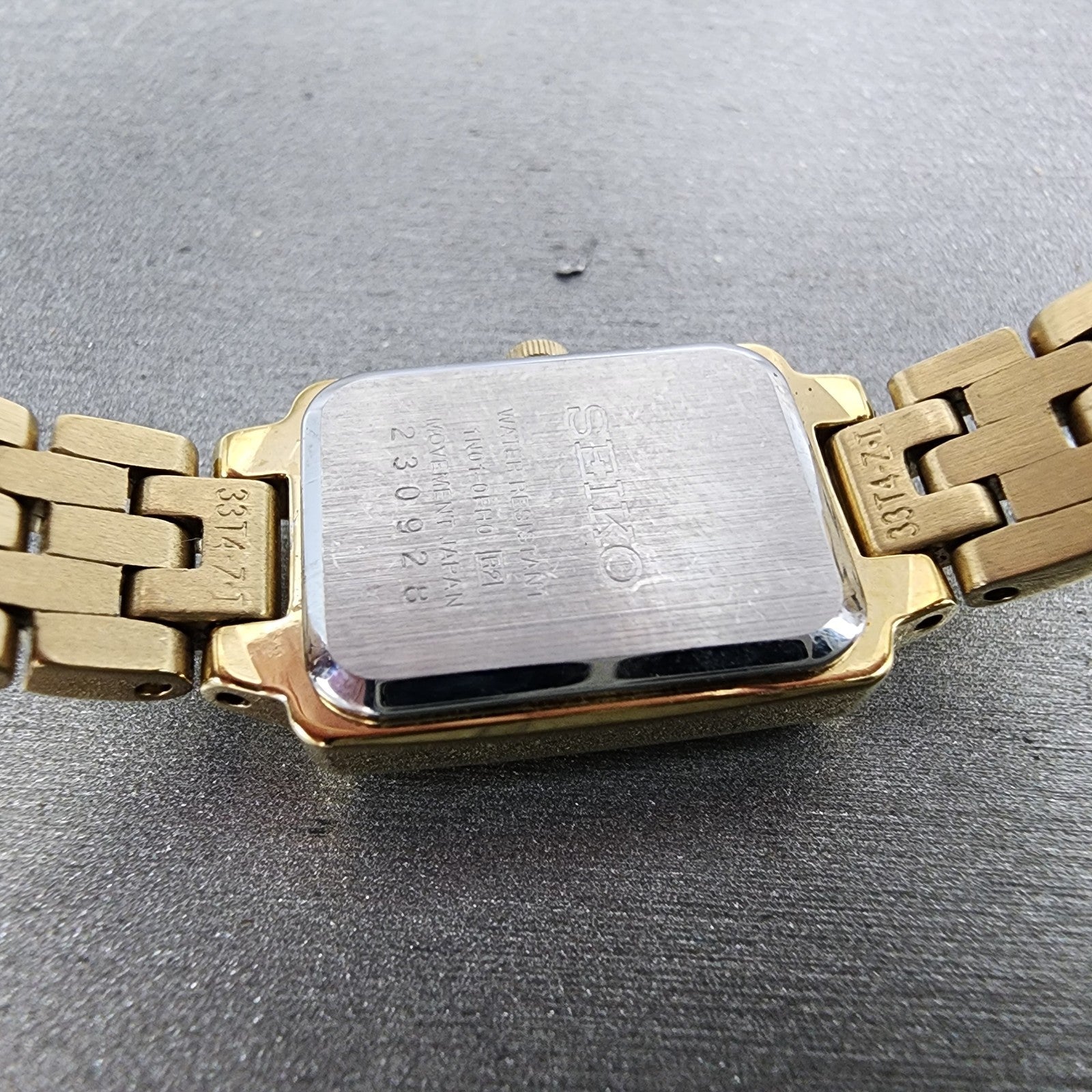 Seiko Tank Watch Women 16mm Champagne  Dial Gold Tone 1n010FH0 New Battery9