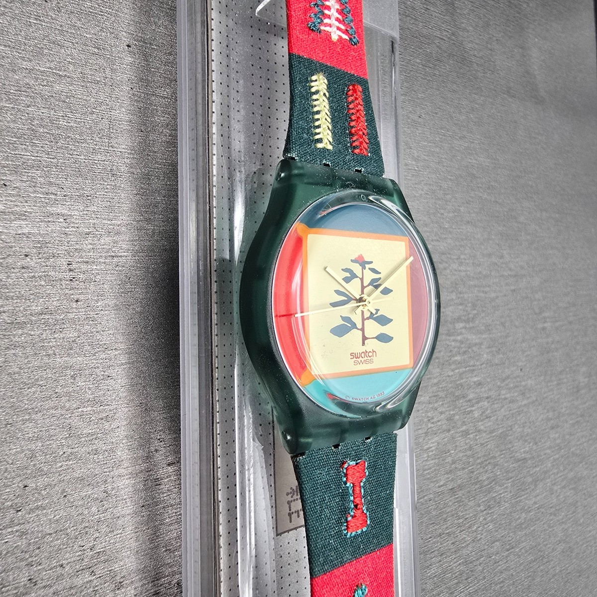 Swatch Poncho Watch Men 34mm Cream Dial Green Case GM122 New Battery NOS5