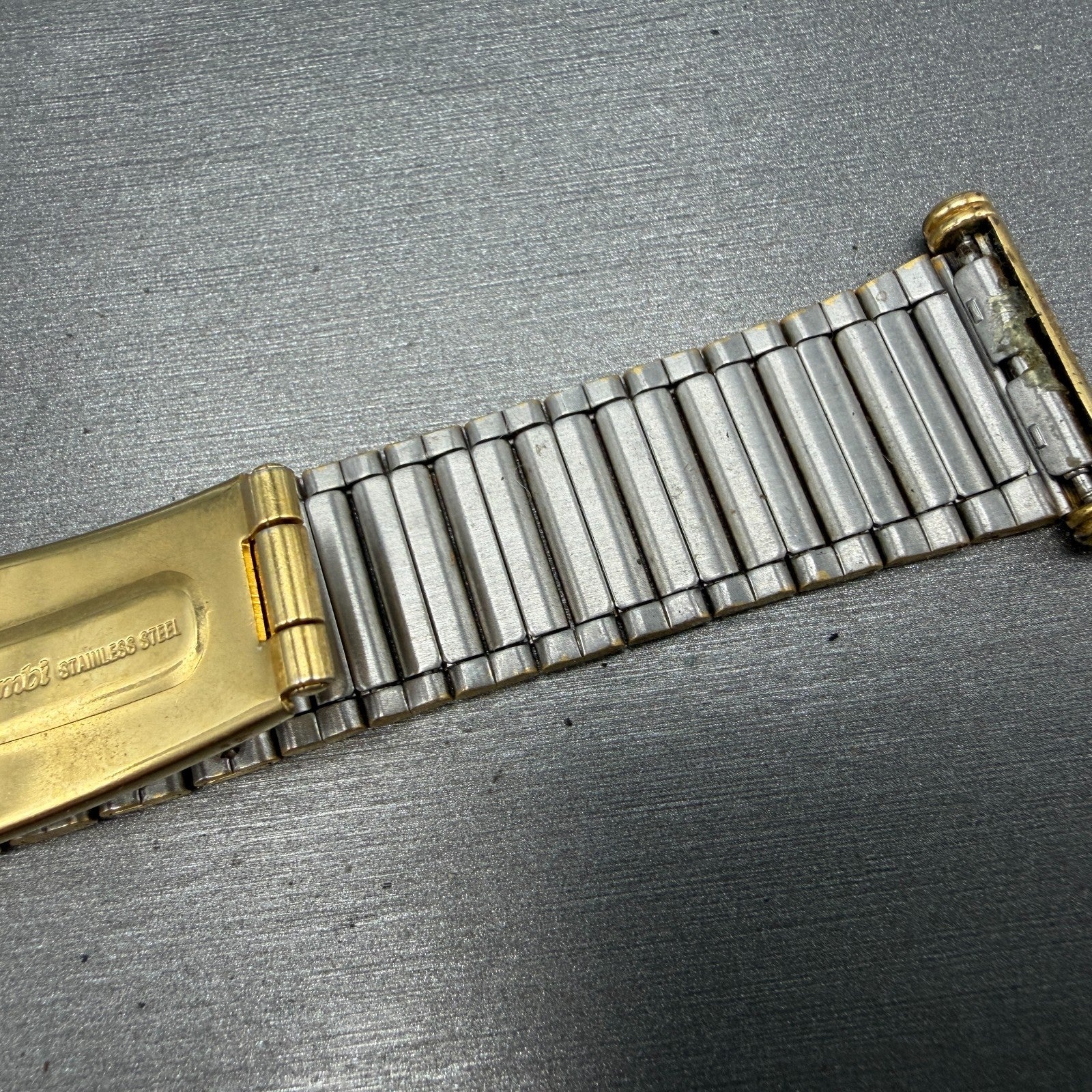 Playboy Watch Men 34mm White Dial Gold Tone Round 5307 BROKEN BAND New battery11