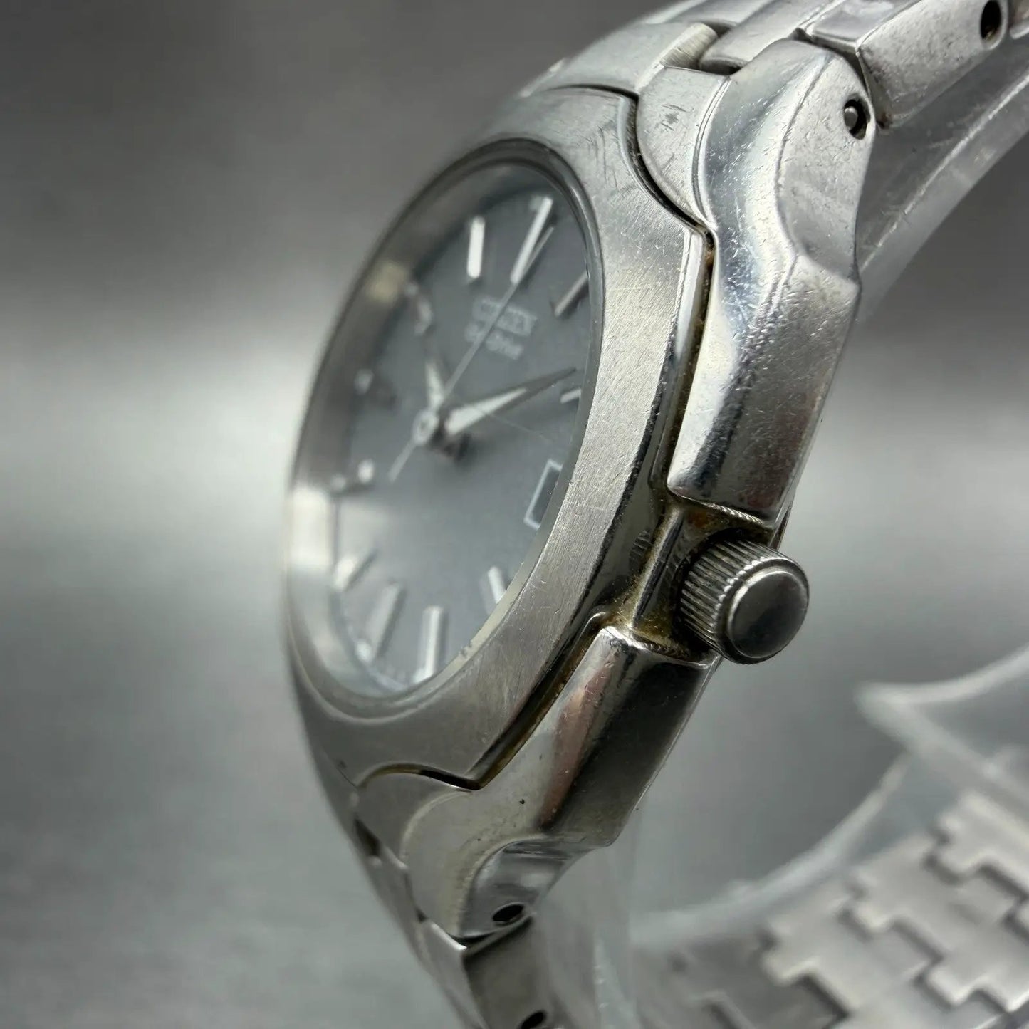 Citizen Eco-Drive Watch Women 25mm Gray Dial Silver Tone Date E011-S049601 Runs2