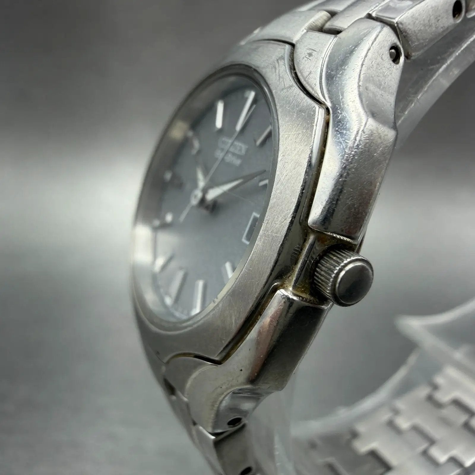 Citizen Eco-Drive Watch Women 25mm Gray Dial Silver Tone Date E011-S049601 Runs2