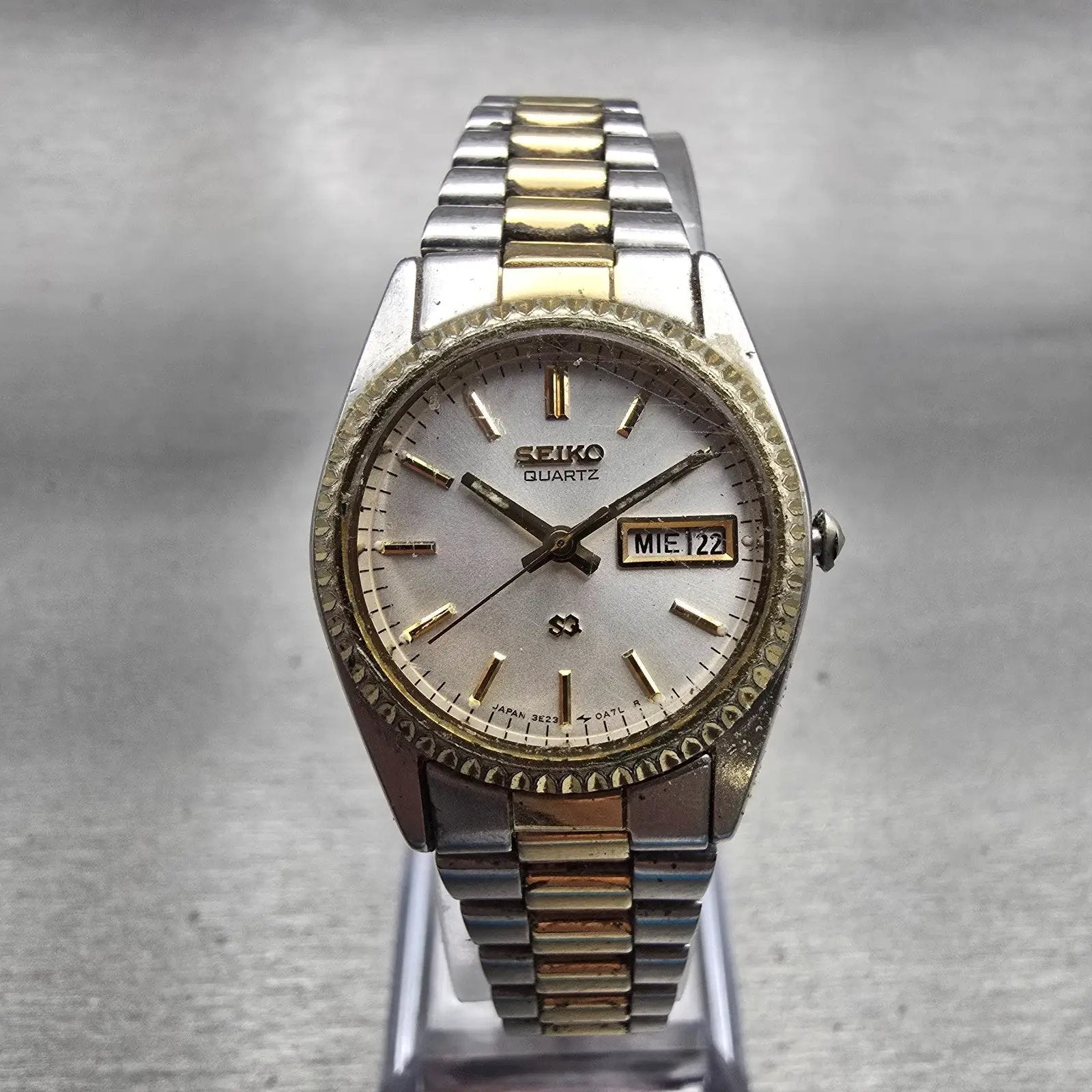 Seiko SQ Watch Women 24mm Silver Dial Two Tone Daydate Round 3E23-0A69 New Batt0