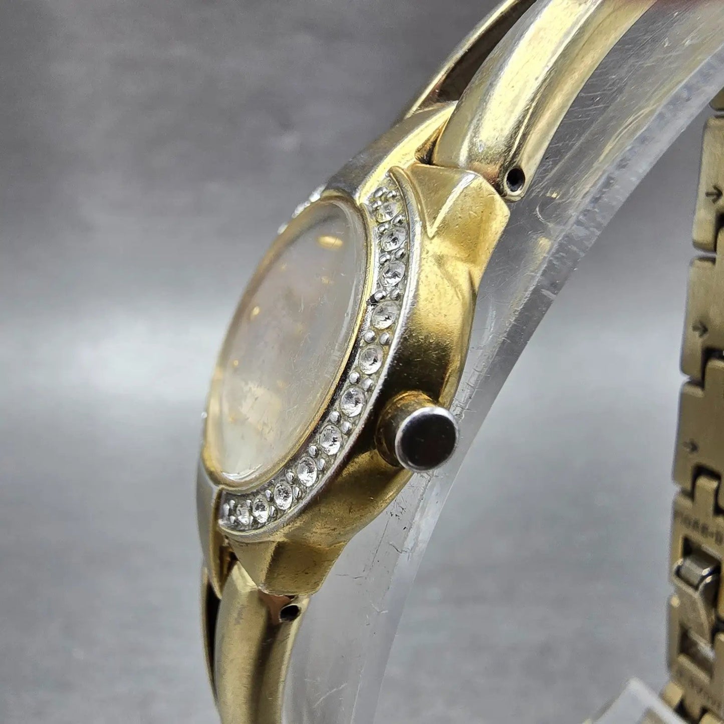 Seiko Solar Watch Women 22mm MOP Dial Gold Tone Round V115-0AW0 Runs Crystals JH2