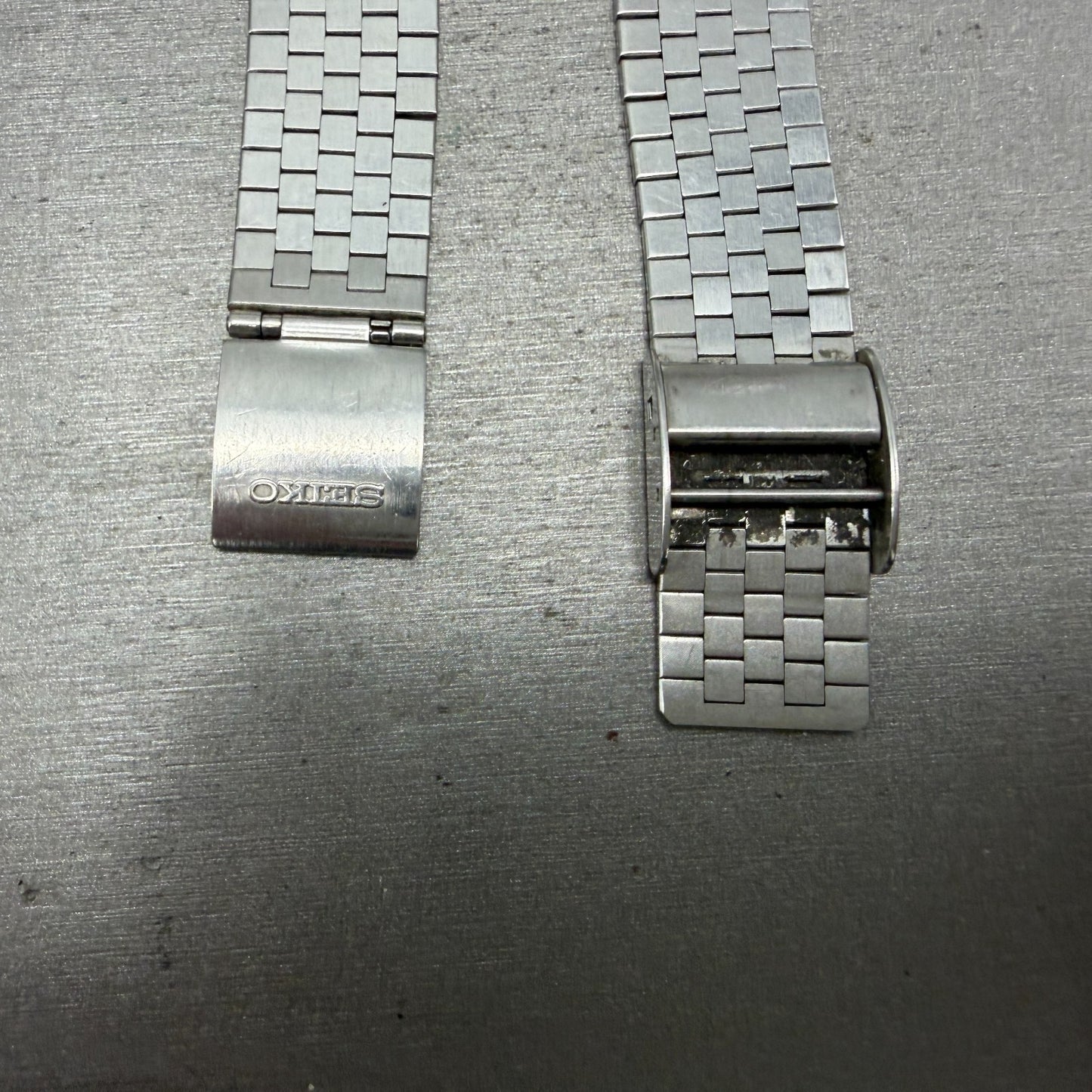 Seiko watch Men 33mm White Textured Dial Silver Tone Date 08425010 New Battery314
