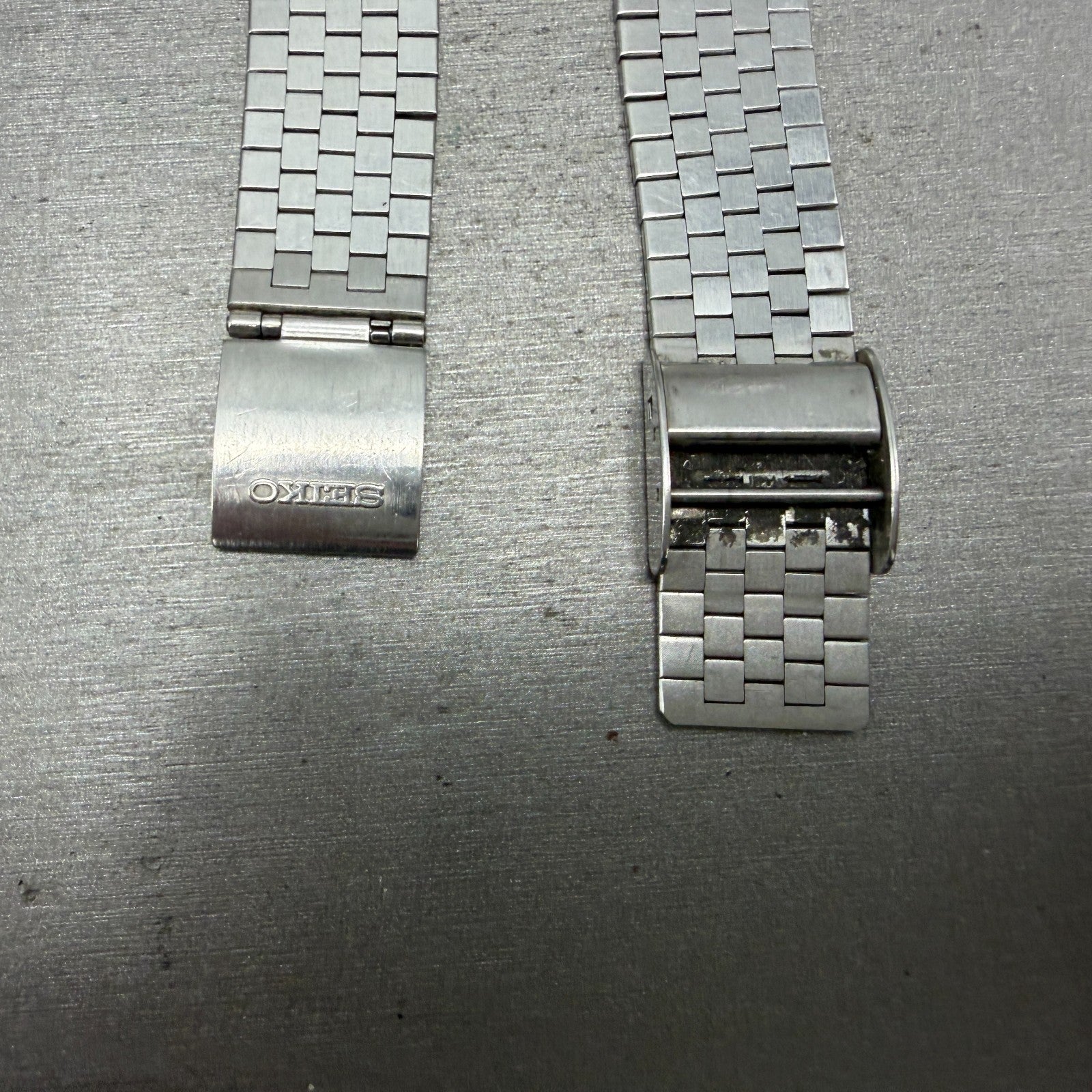Seiko watch Men 33mm White Textured Dial Silver Tone Date 08425010 New Battery314