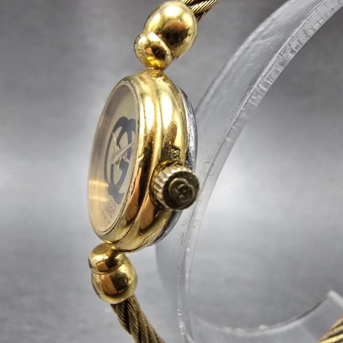 Gucci Watch Women 20mm Black Dial Gold Plated Round 2047L New Battery Vintage2