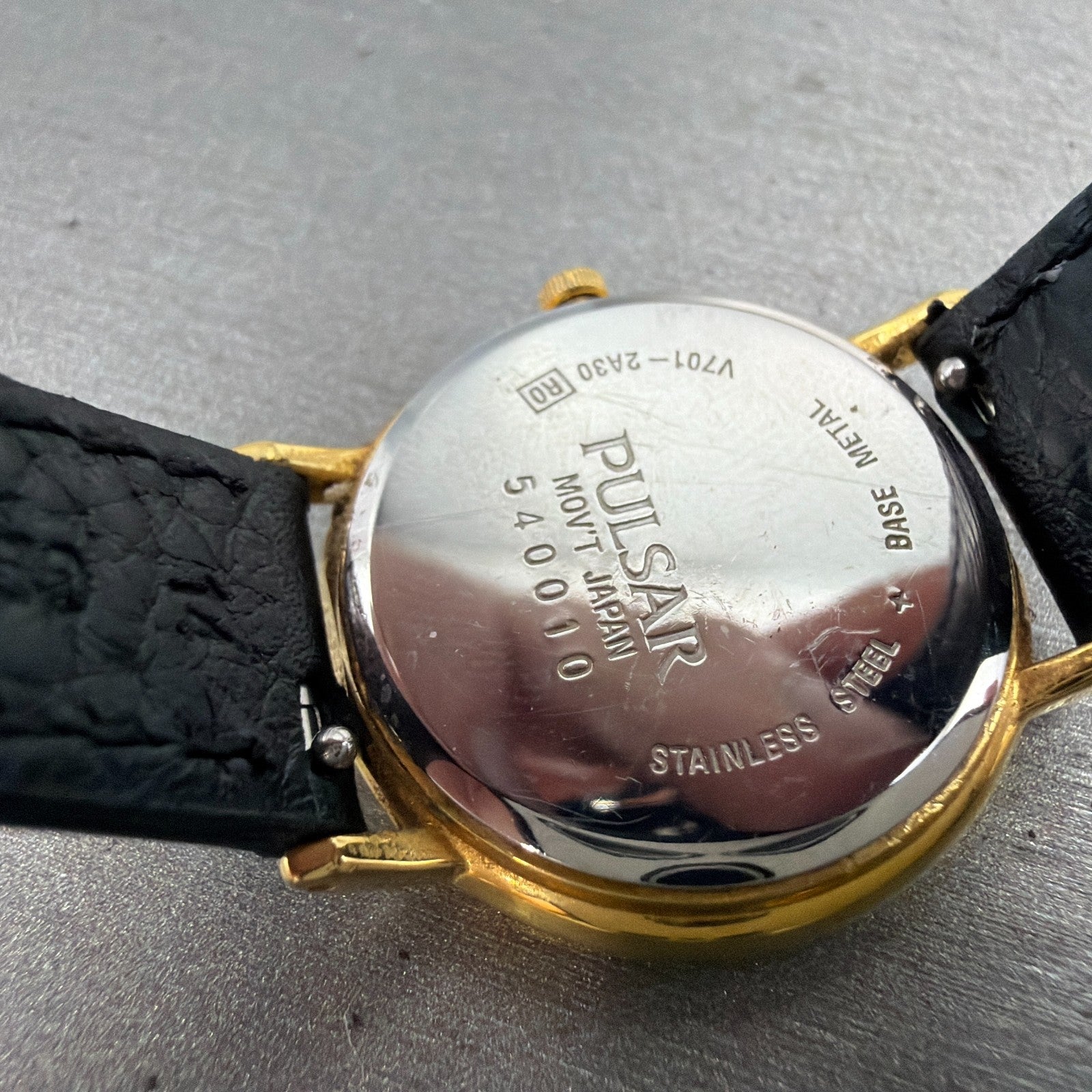 Seiko pulsar Watch Women 27mm White Dial Gold Tone Round V701-2A30 New Battery9