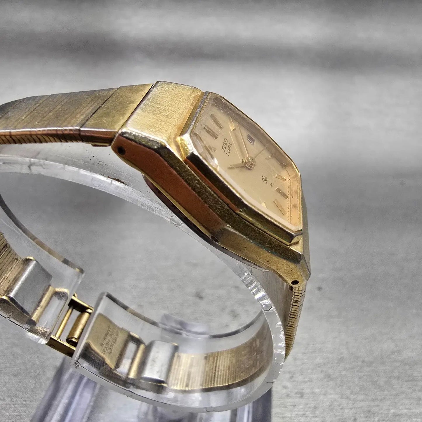 Seiko SQ Watch Women 22mm Champagne Dial Gold Tone Hexagon Date 8522-5059 NewBat3