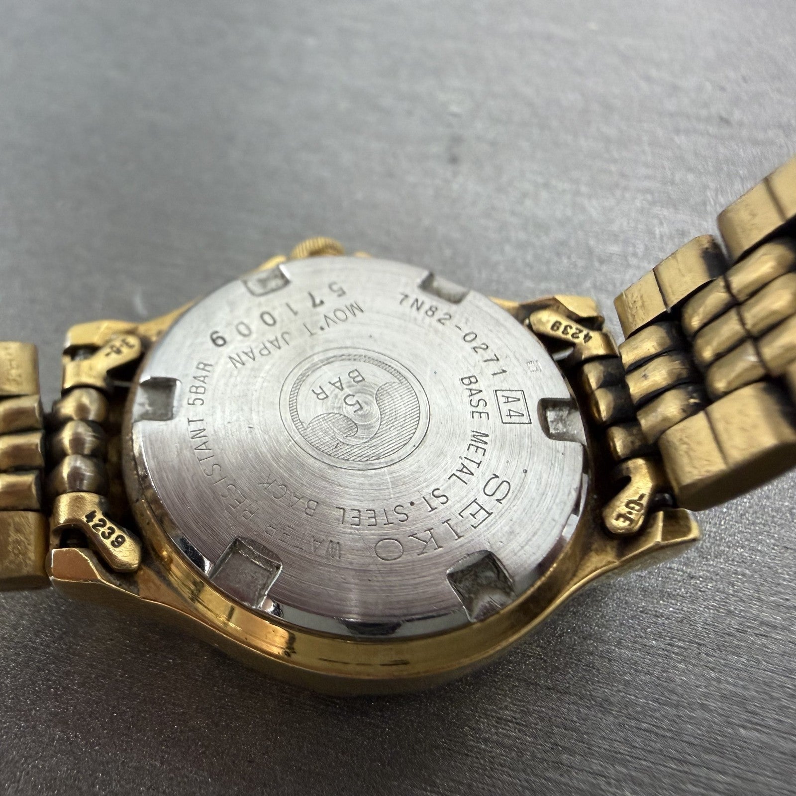Seiko Sports 50 Watch Women 25mm Champagne Dial Gold Tone Date 7N820271 New Bat8