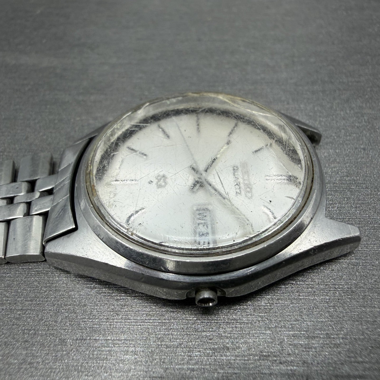 Seiko SQ Watch Men 35mm Silver Dial Silver Tone Daydate 8223-8049 SAMPLE E4