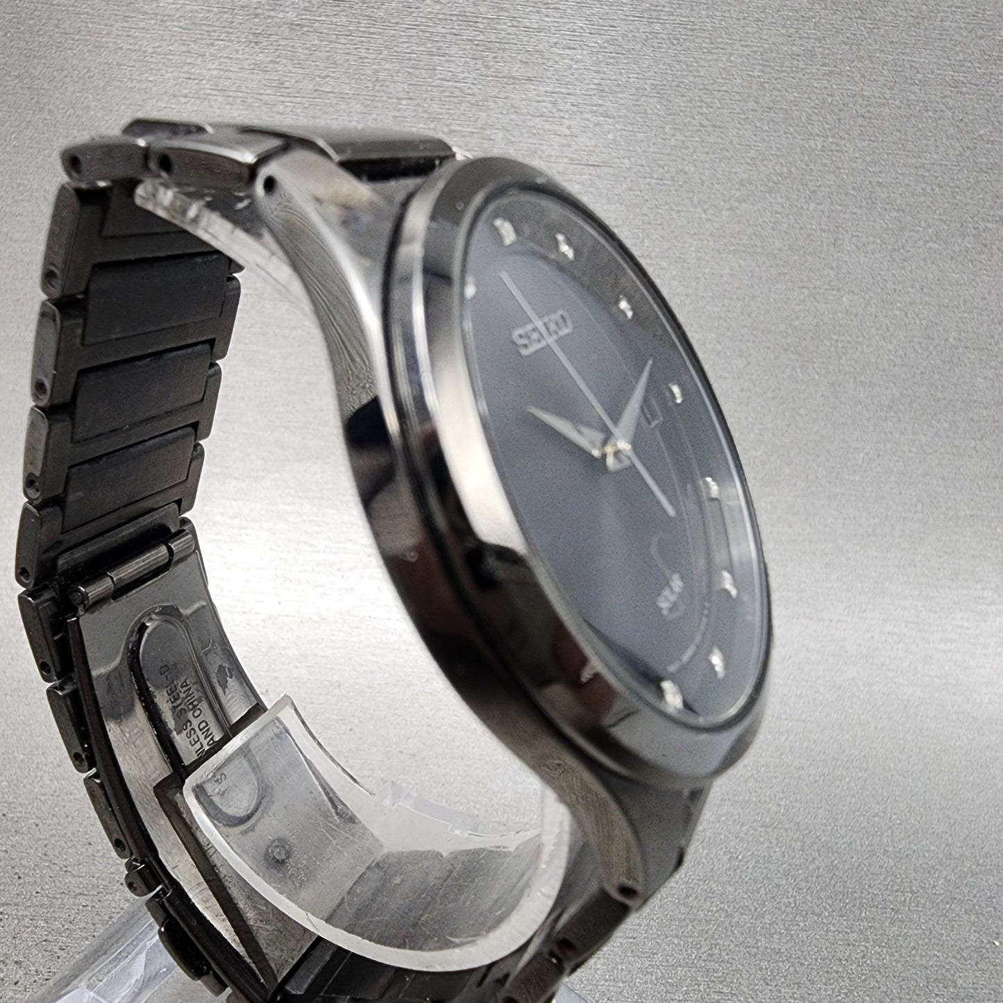 Seiko Solar Watch Men 39mm Black Dial Black Tone Date Round V1570AP0 Runs3