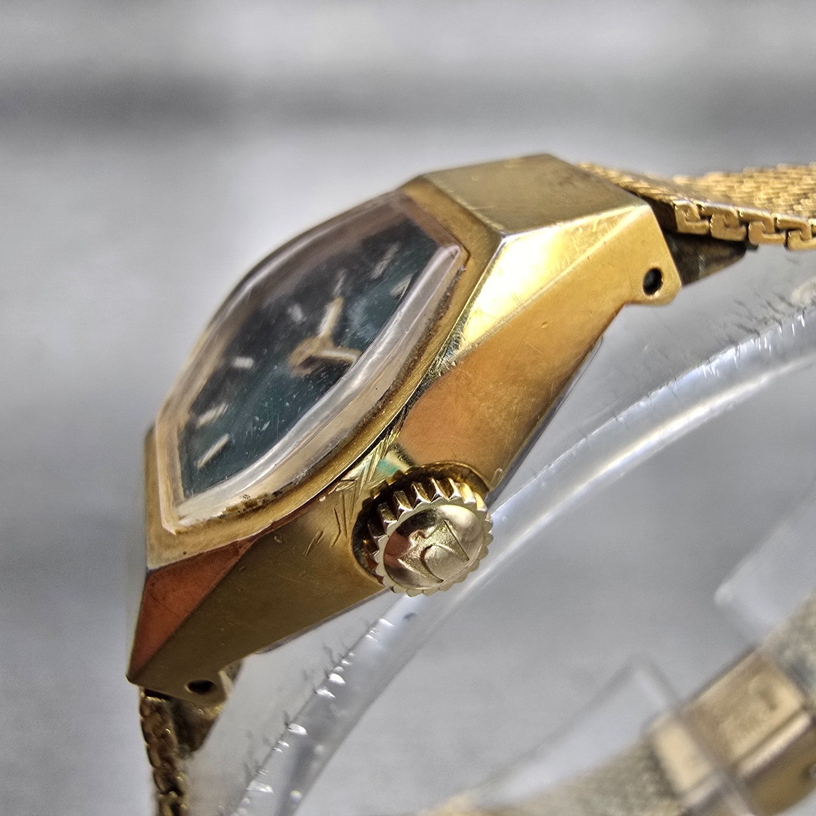 Bulova Watch Women 17mm Green Dial Gold Tone Oval Manual Wind Runs Vintage2