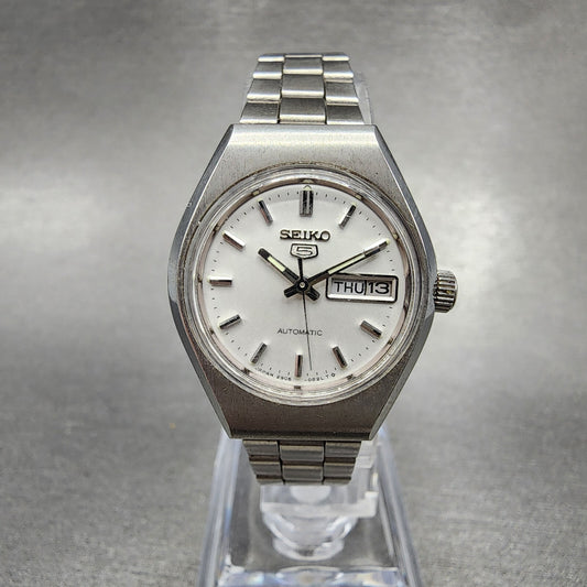 Seiko 5 Automatic Watch Women 25mm Silver Dial Steel Daydate Round 29060490 Run0