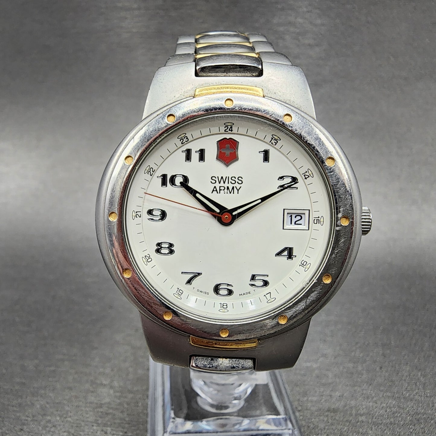 Victorinox Swiss Army Valiant Watch Men 39mm White Dial Two Tone Date Round Runs0