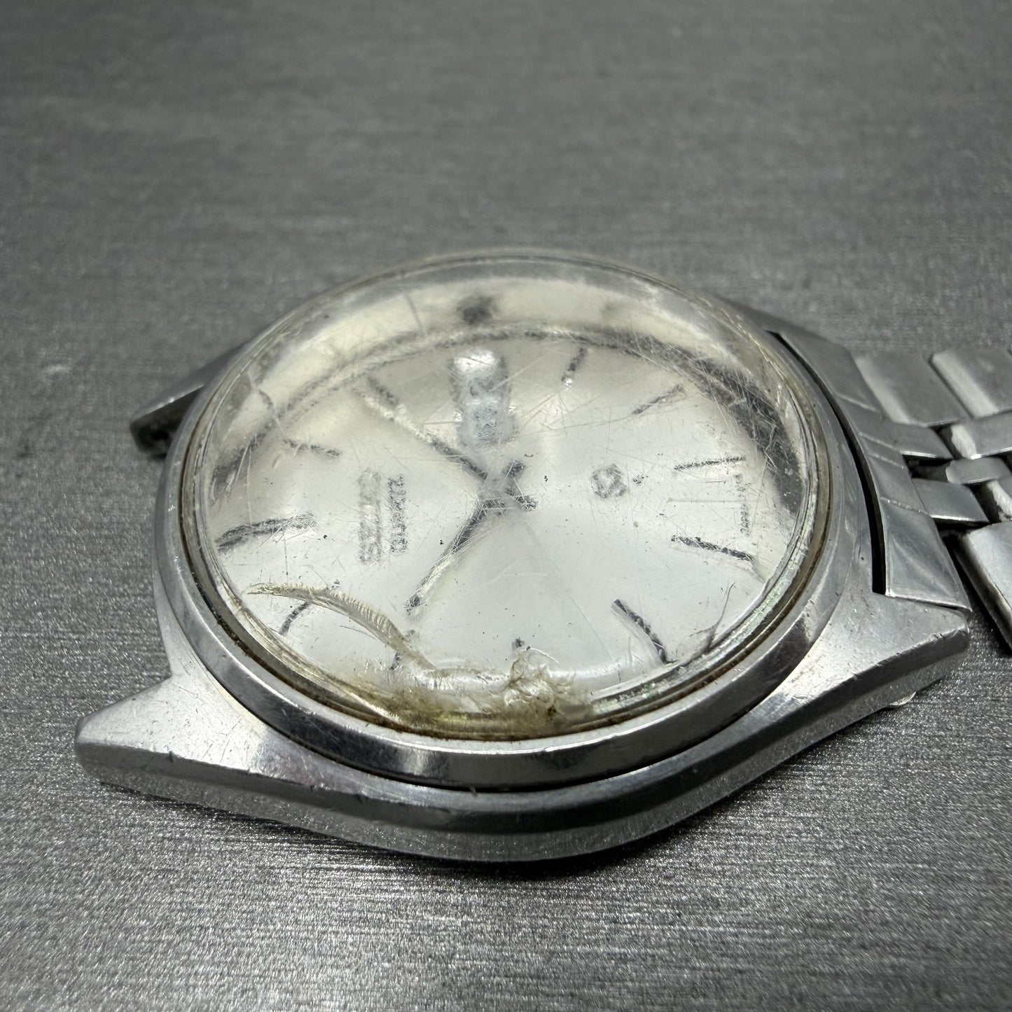 Seiko SQ Watch Men 35mm Silver Dial Silver Tone Daydate 8223-8049 SAMPLE E6