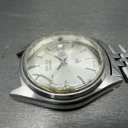 Seiko SQ Watch Men 35mm Silver Dial Silver Tone Daydate 8223-8049 SAMPLE E6