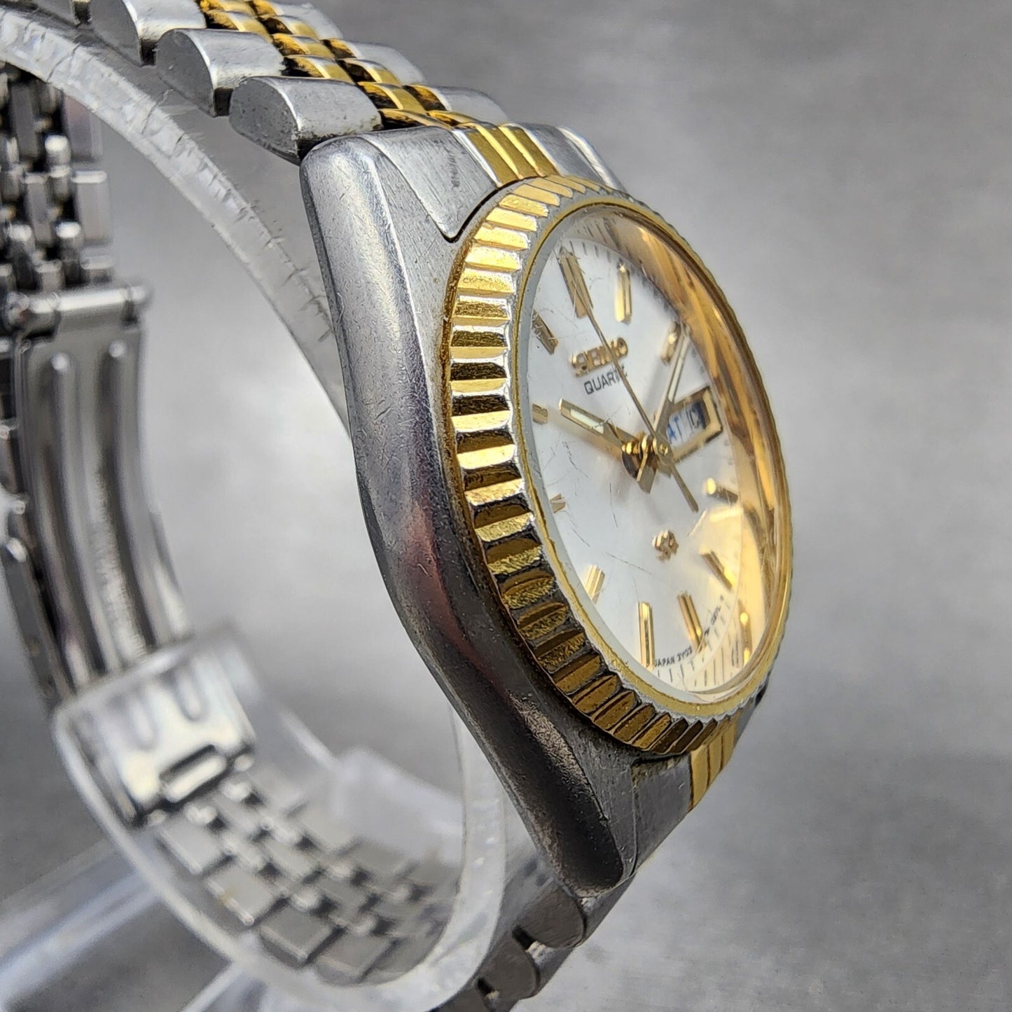 Seiko SQ Watch Women 24mm White Dial Two Tone Daydate 24mm Round New Battery3