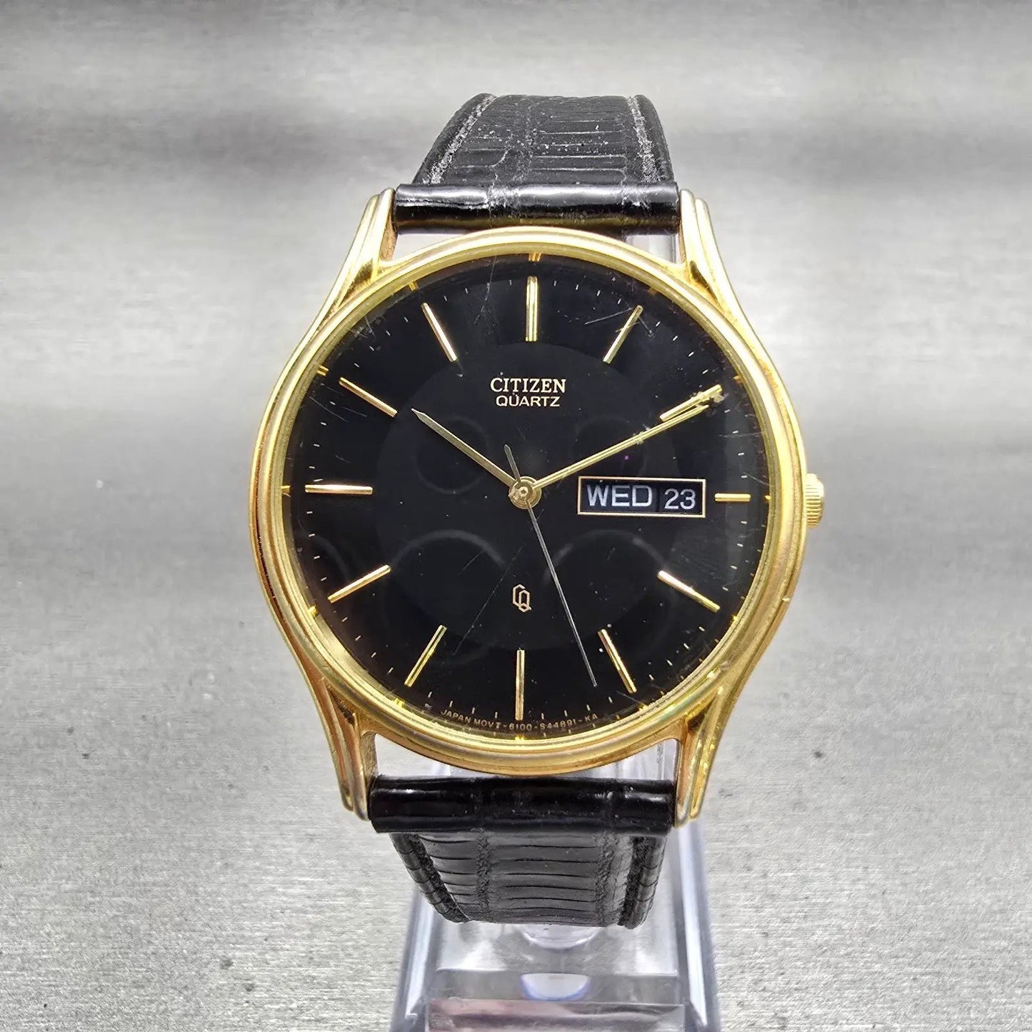 Citizen CQ Watch Men 34mm Black Dial Gold Tone Daydate Round 6100-S20269 New Bat0