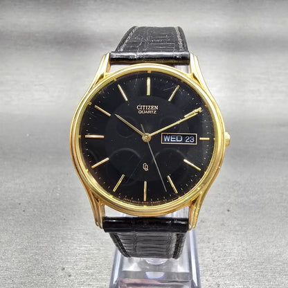 Citizen CQ Watch Men 34mm Black Dial Gold Tone Daydate Round 6100-S20269 New Bat0
