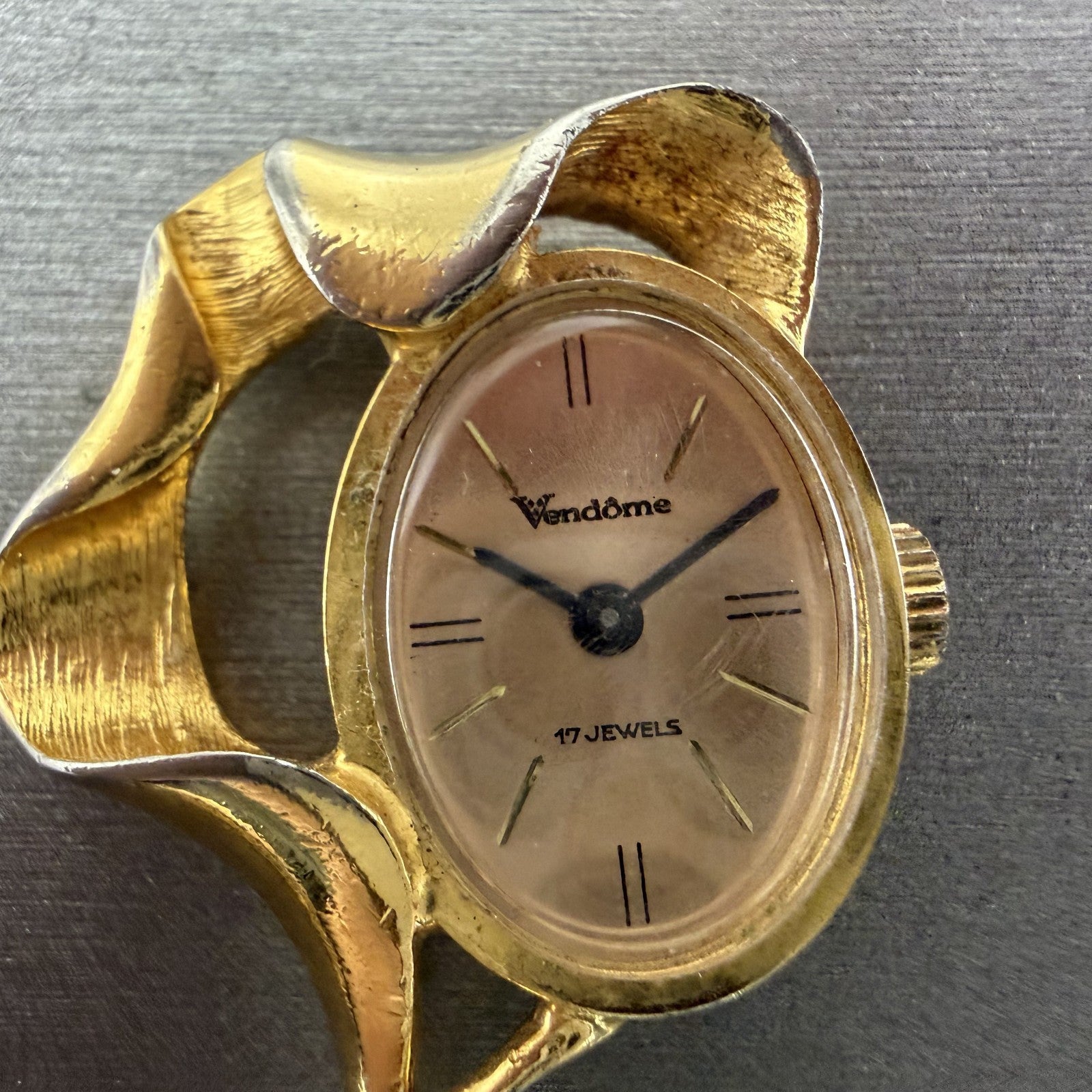 Vendome Neclace Watch 30mm Rose Dial Gold Tone Oval Manual Wind Runs Vintage1