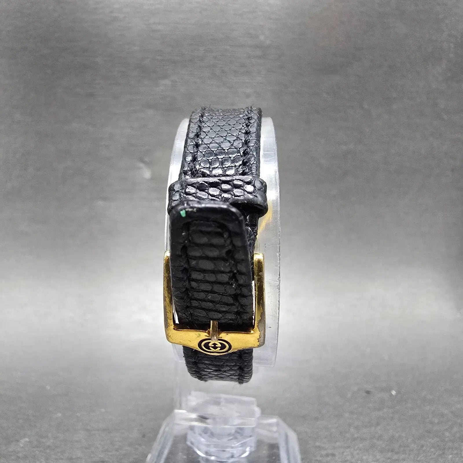 Gucci 2200L Watch Women 25mm Black Dial Gold Tone Round New Battery Swiss7
