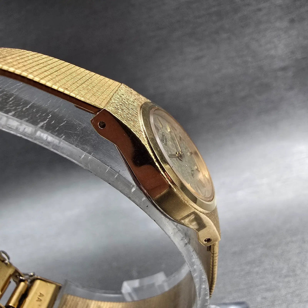 Seiko SX Watch Women 19mm Gold Dial Gold Tone Round 2Y00-0010 New Battery3