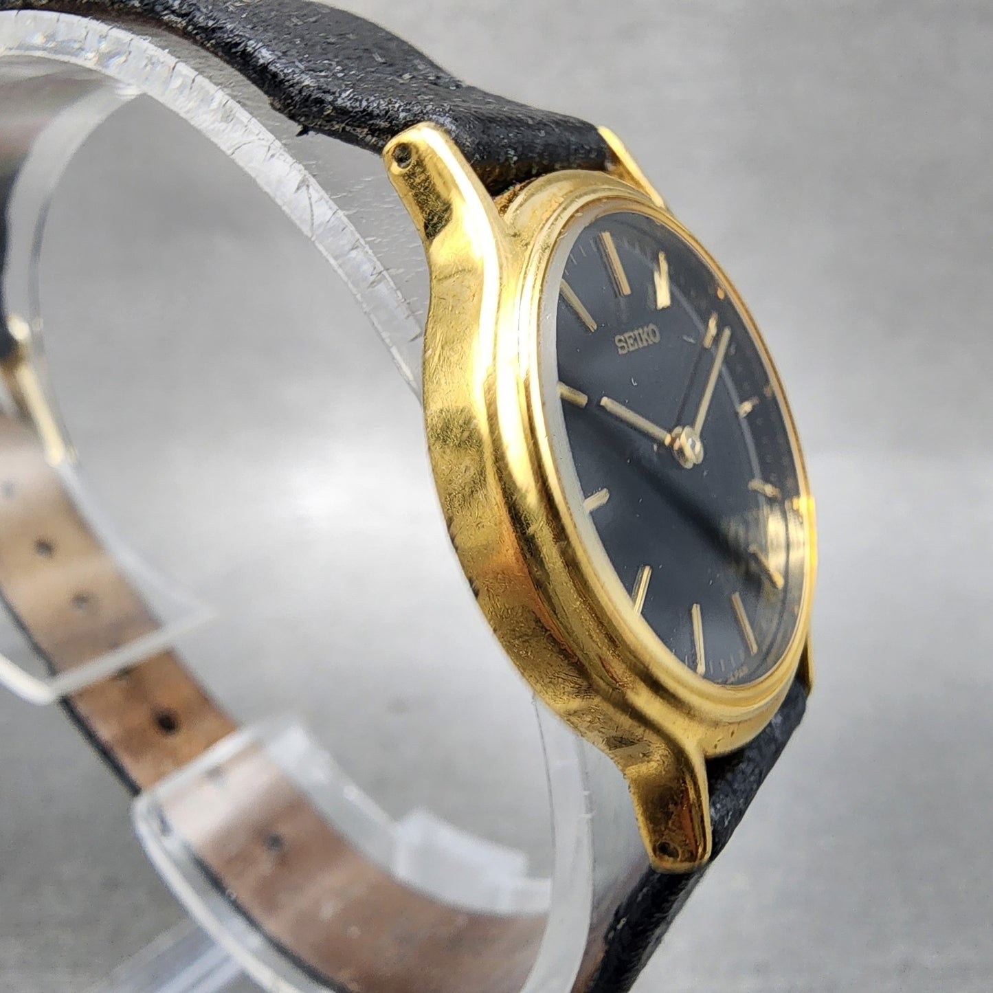 Seiko Watch Women 26mm Black Dial Gold Tone Round V7006091 New Battery B12343
