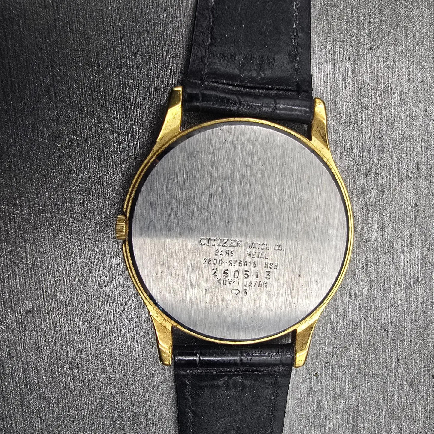 Citizen CQ Watch Men 34mm Black Dial Gold Tone Daydate Round 2500-S76418 New Bat10