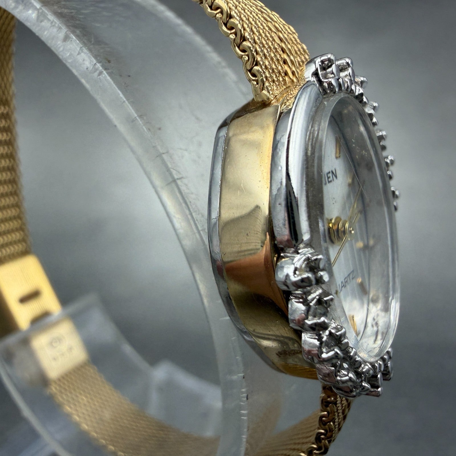 Gruen Watch Women 16mm White Dial Gold Tone Oval Diamond Bezel New Battery ABC3