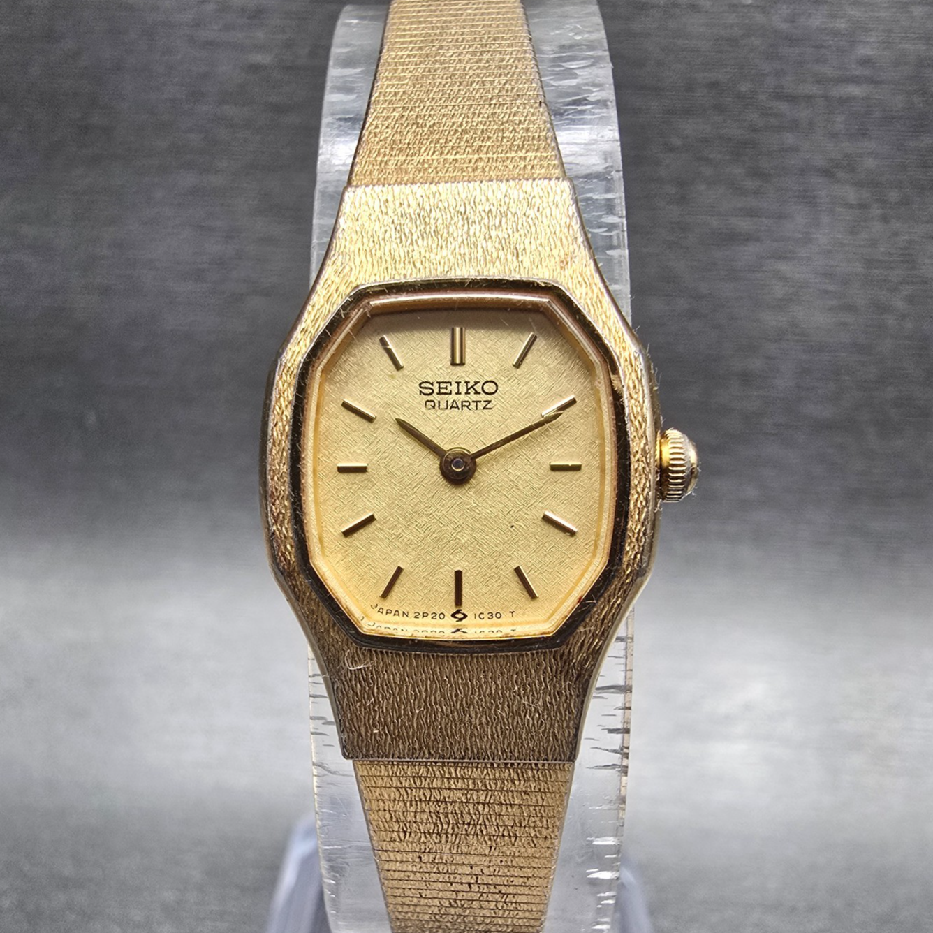 Seiko Womens Watch 17mm Champagne Dial Gold Tone Oval 2P20-5H39 New Battery0