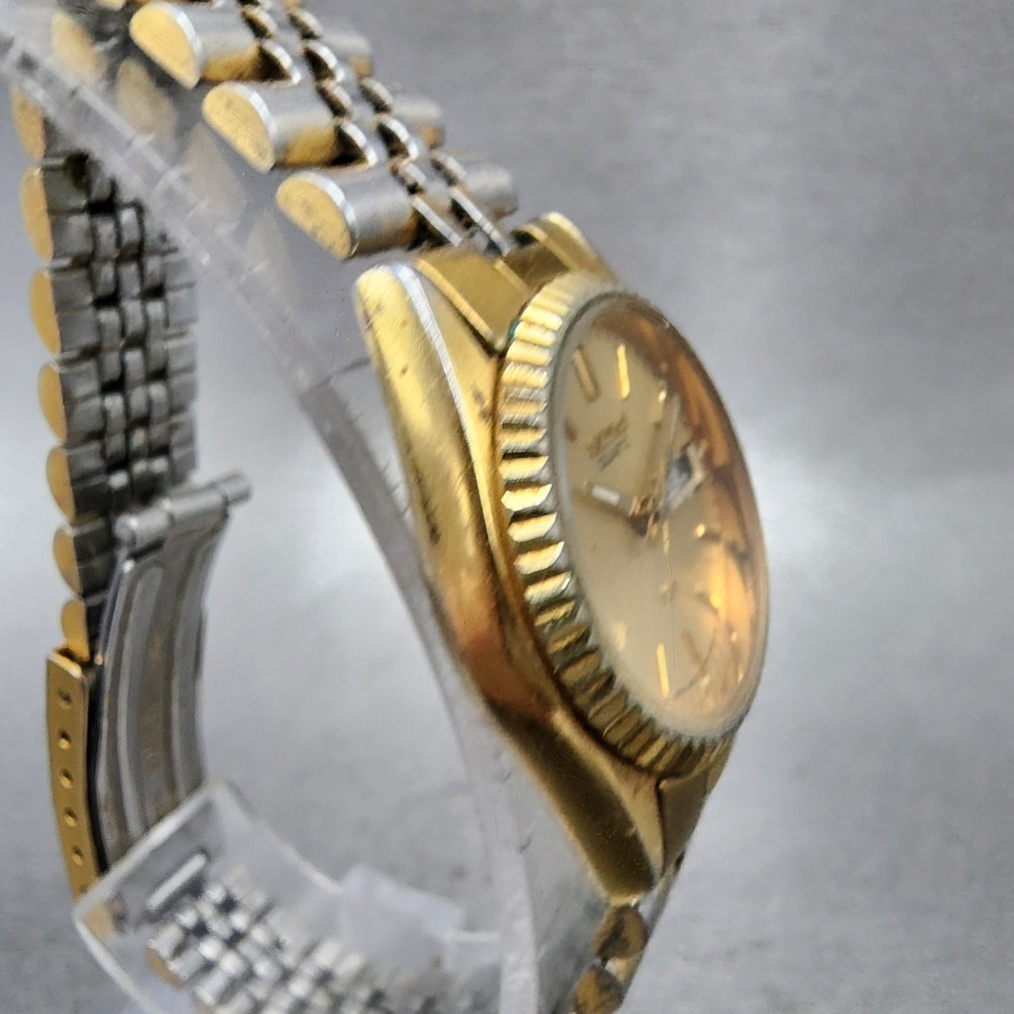 Seiko SQ Watch Women 24mm Gold Dial Gold Tone Daydate Round 3E230A60 NewBattery3