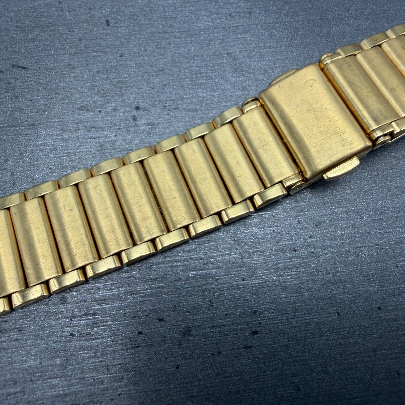 Playboy Watch Men 34mm White Dial Gold Tone Round 5307 BROKEN BAND New battery7