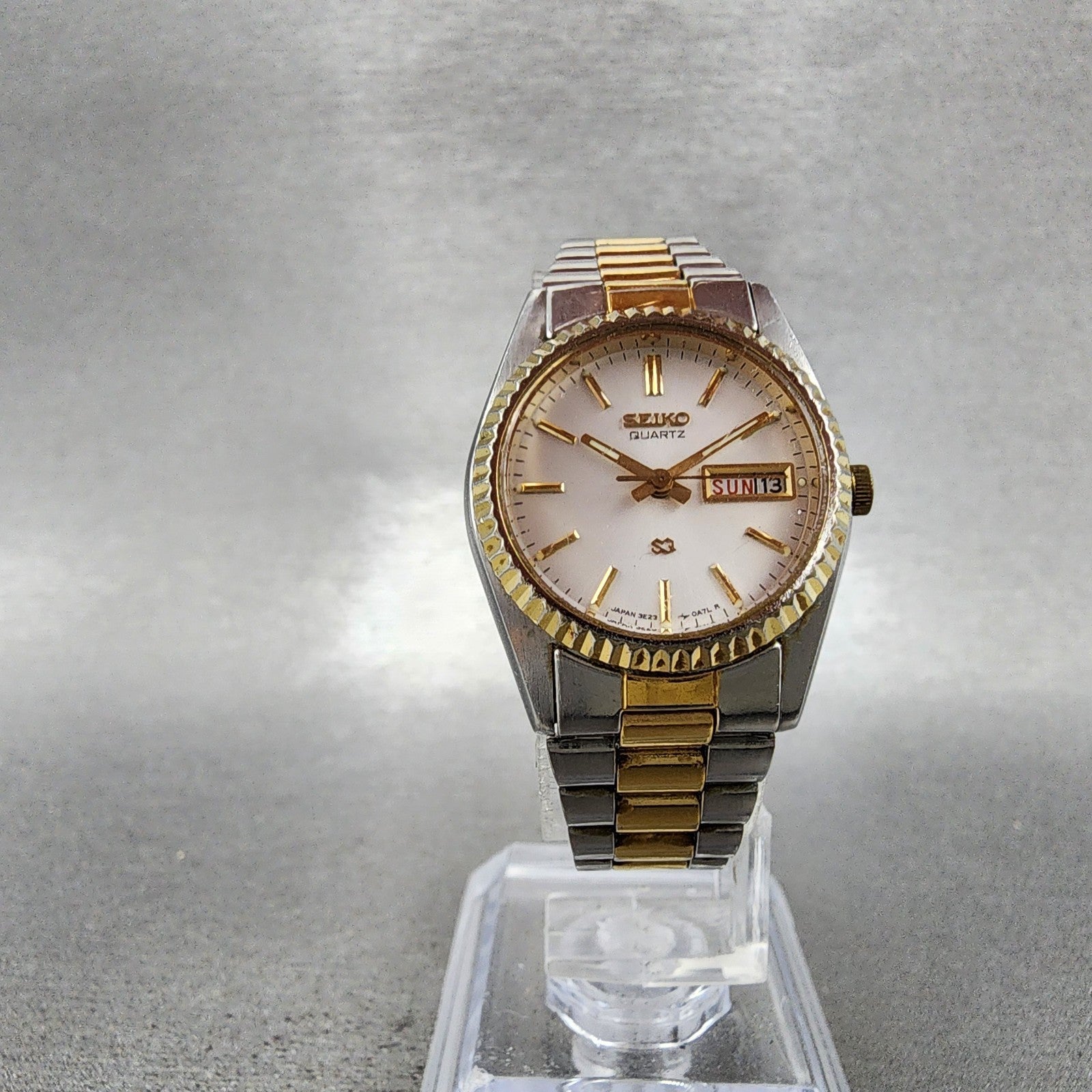 Seiko Watch Women 24mm White Dial Two Tone Daydate Round 3E230A69 New Batt BNK15