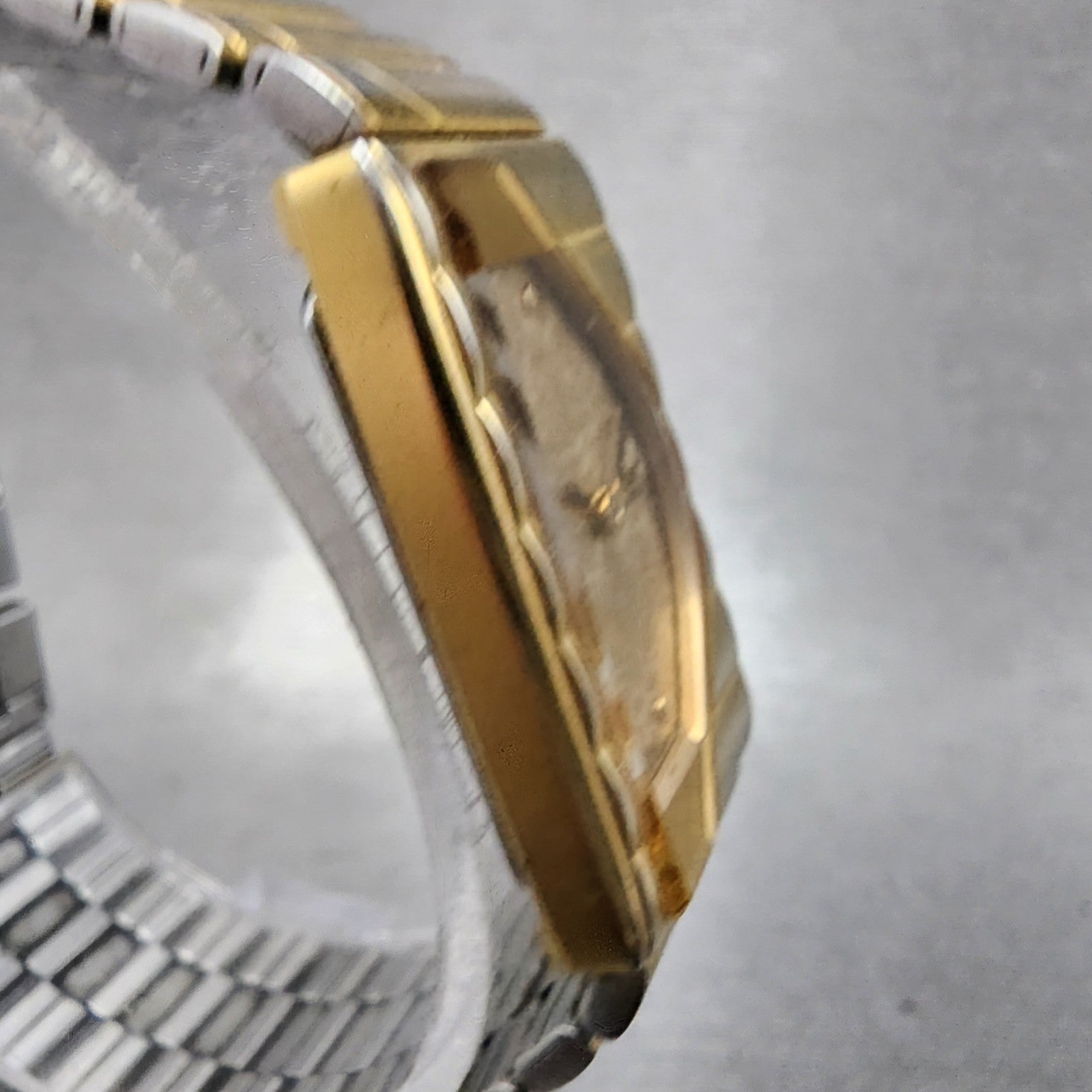 Seiko Half Moon Watch Women 17mm Champagne Dial Gold Tone 2p205j99 New Battery3