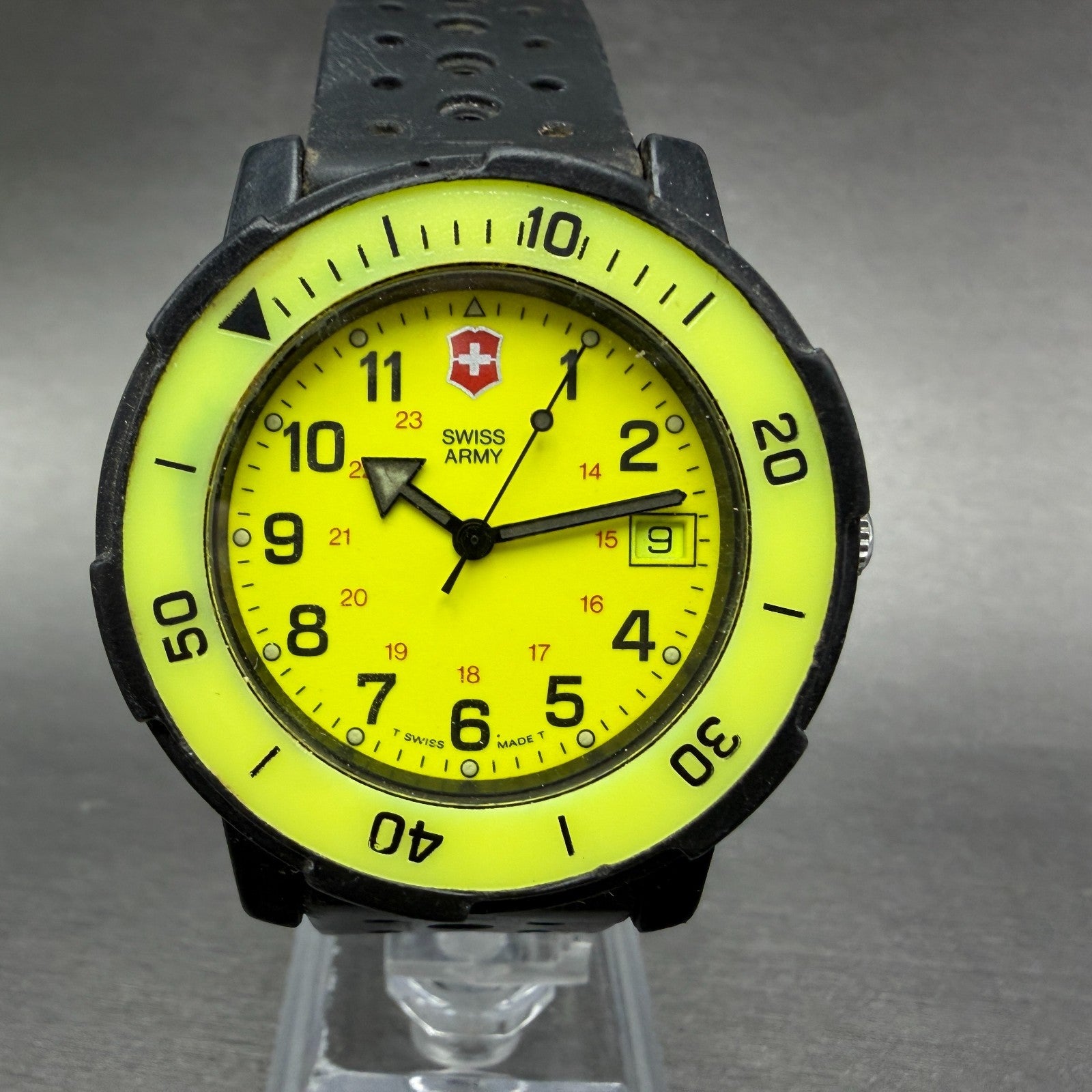 Victorinox Swiss Army Andre Aggassi Watch men 40mm Yellow Dial Black New Bat Box1