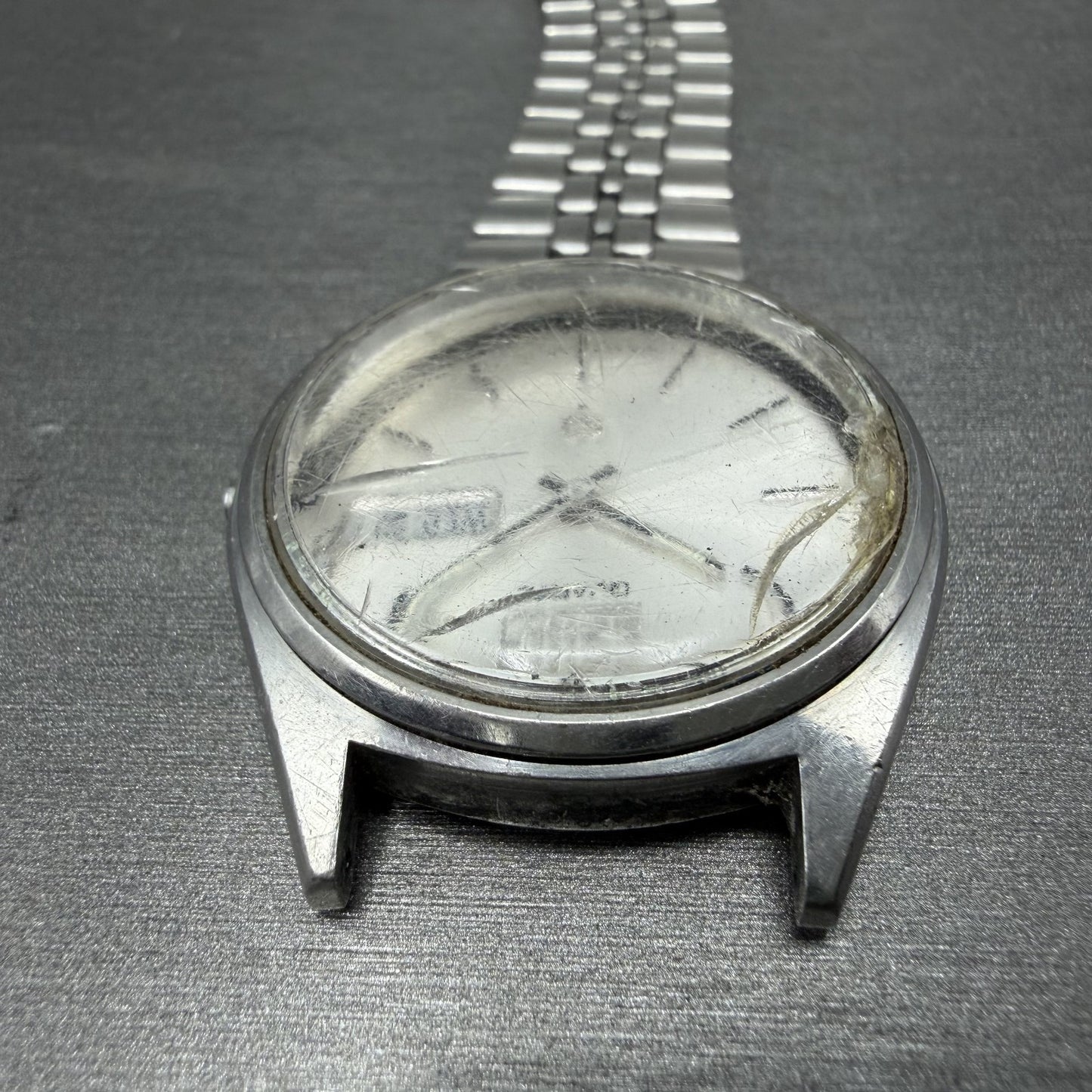 Seiko SQ Watch Men 35mm Silver Dial Silver Tone Daydate 8223-8049 SAMPLE E5