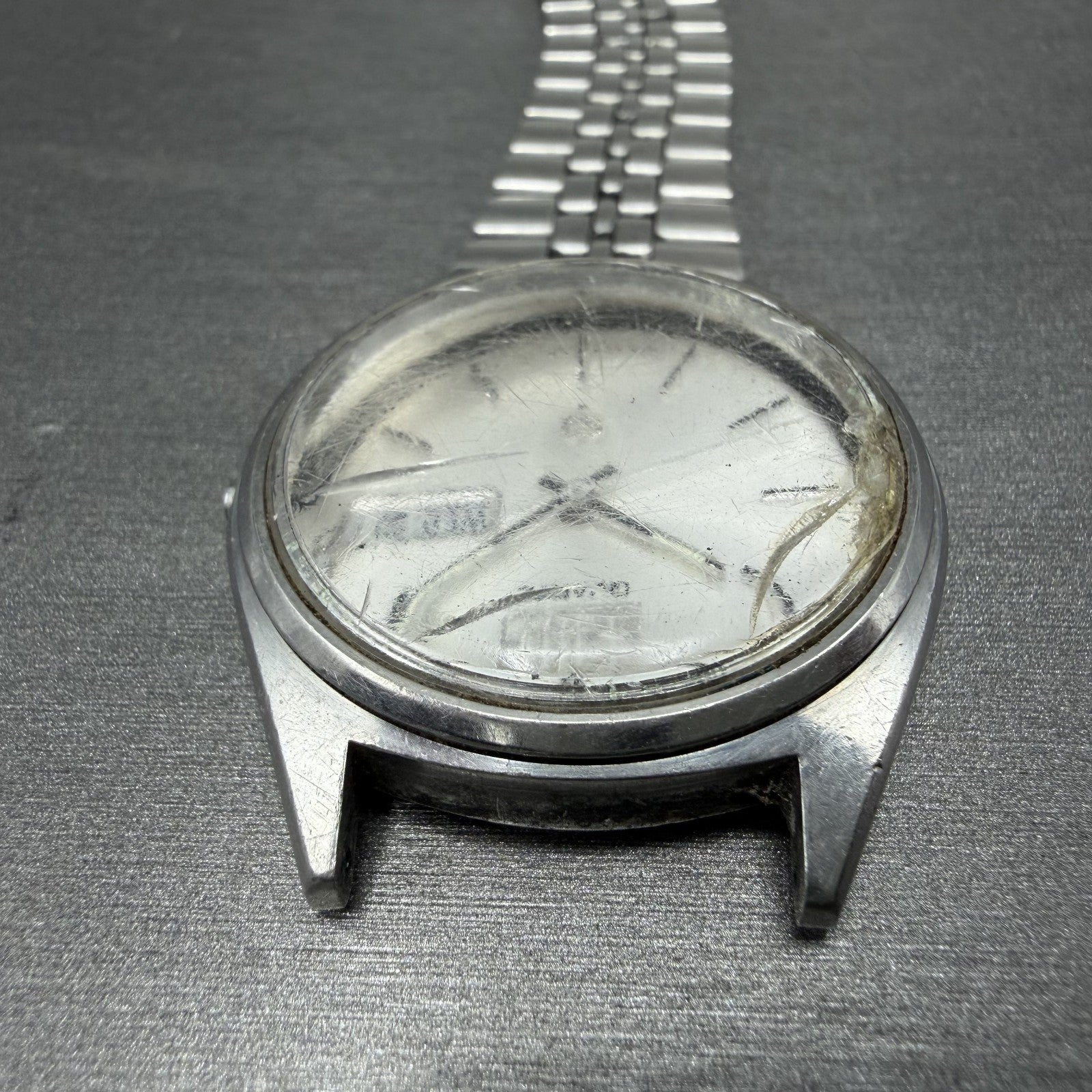 Seiko SQ Watch Men 35mm Silver Dial Silver Tone Daydate 8223-8049 SAMPLE E5
