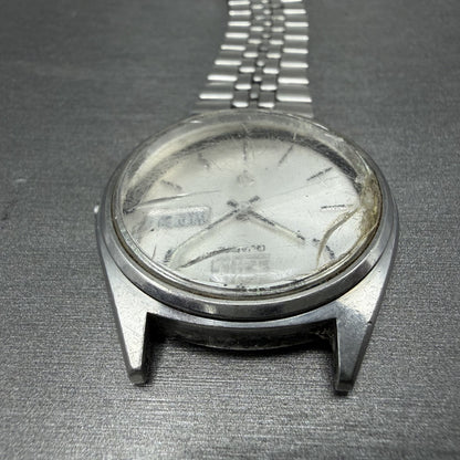 Seiko SQ Watch Men 35mm Silver Dial Silver Tone Daydate 8223-8049 SAMPLE E5