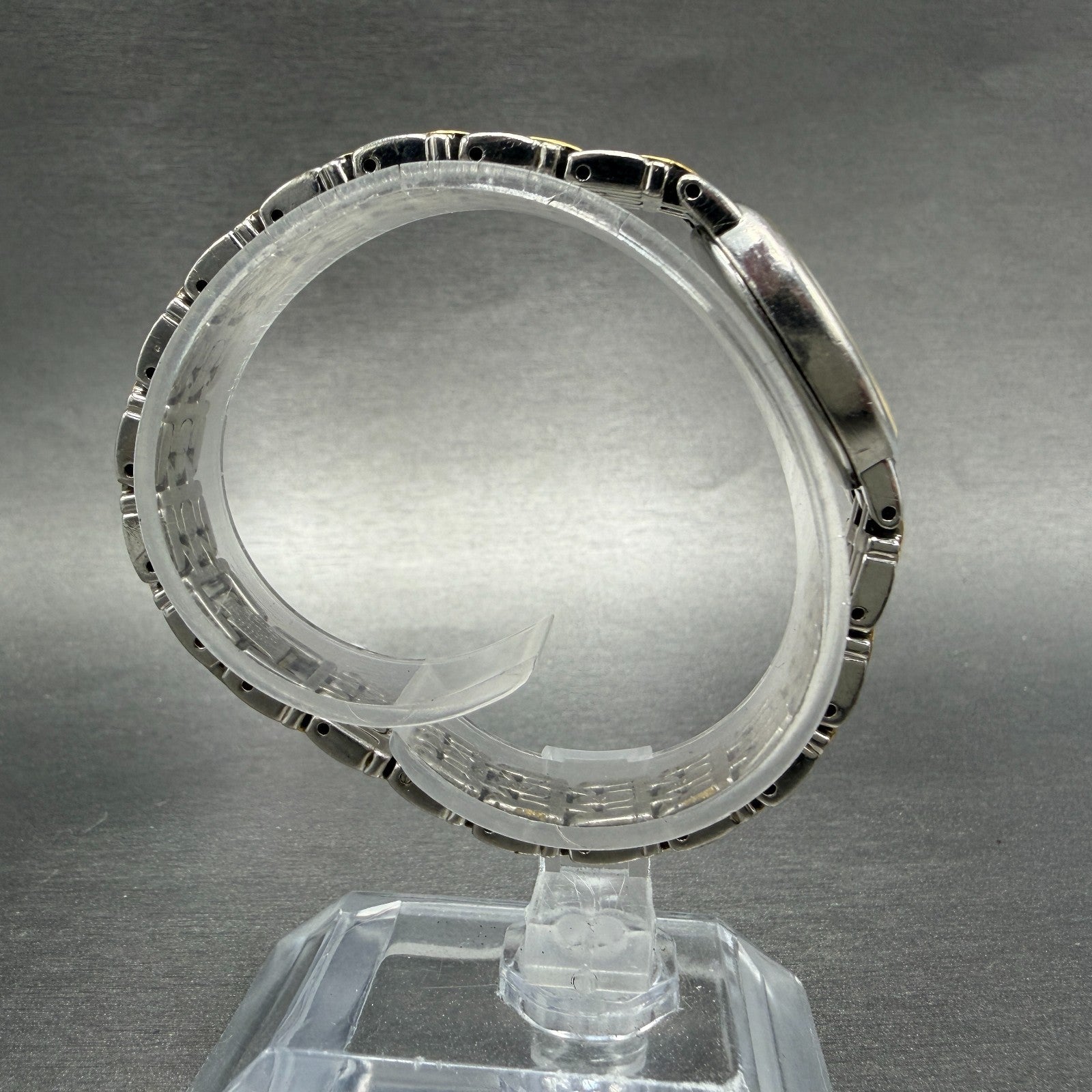 Seiko Watch Women 17mm White Dial Two Tone Oval Vintage V400-1029 New Battery GH8