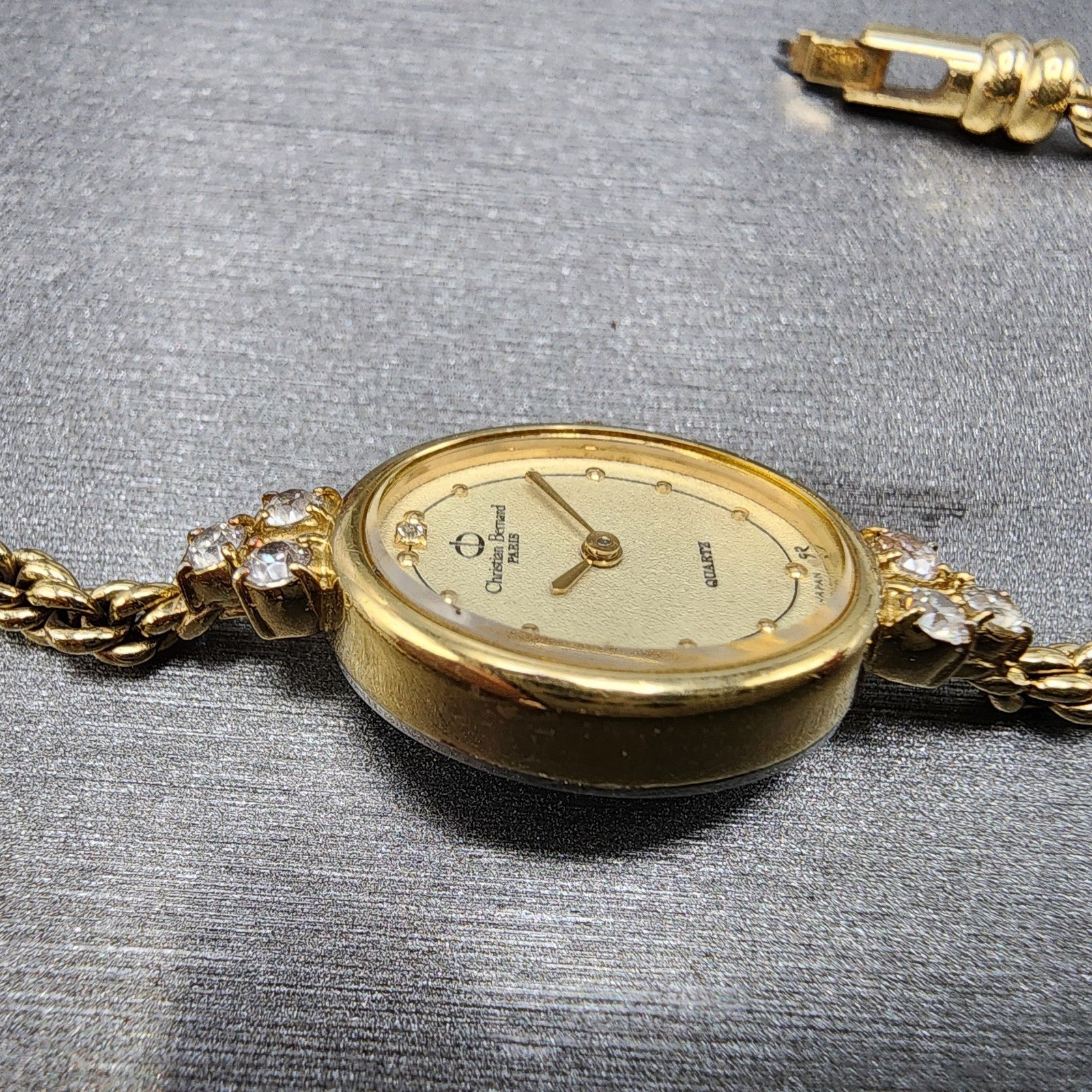 Christian Bernard Watch Women 16mm Cream Dial Gold Tone Oval READ!!! New Batt6