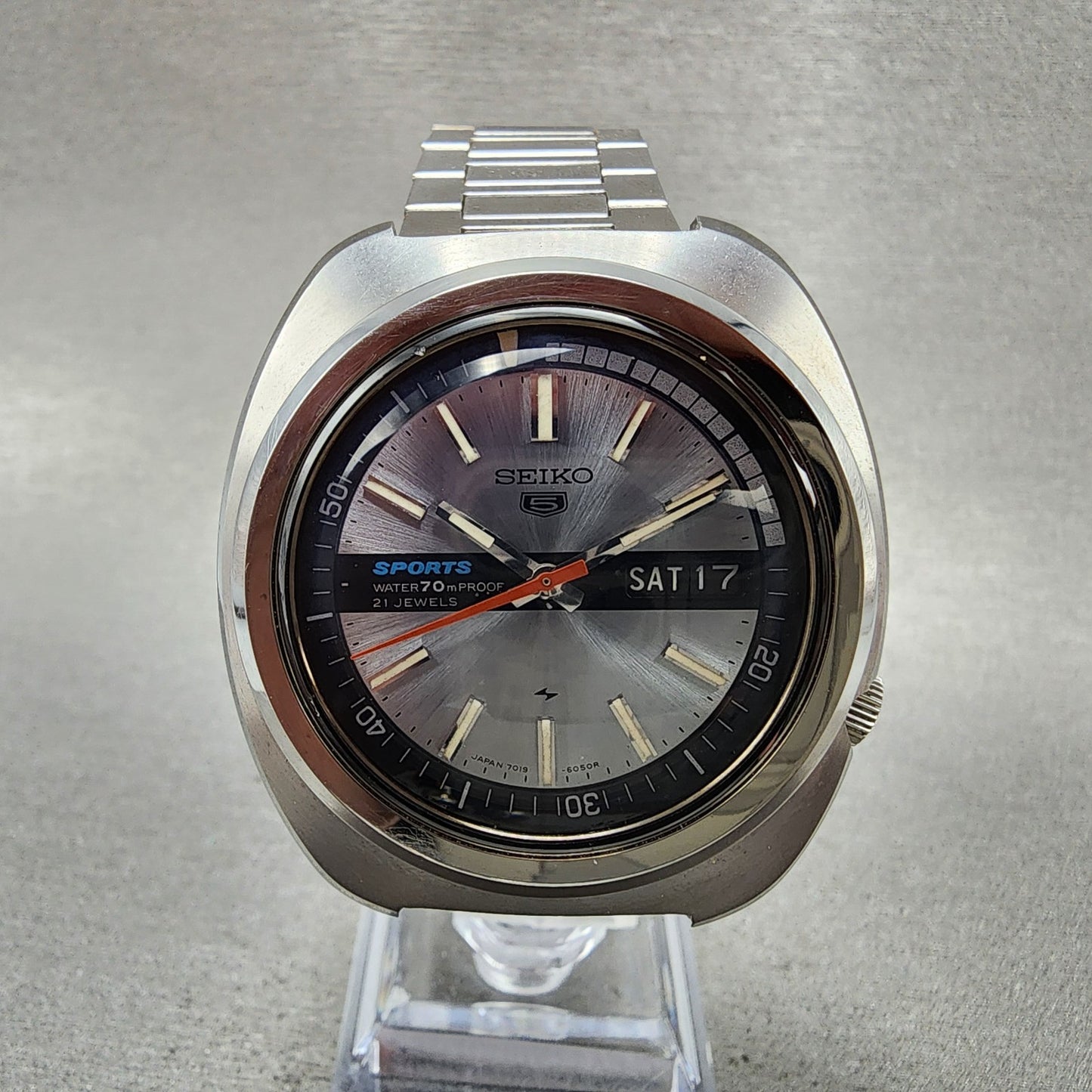 Seiko 5 Sports Watch Men 41mm Silver Dial Silver Tone Daydate Automatci Runs