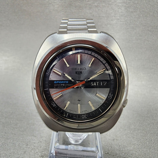 Seiko 5 Sports Watch Men 41mm Silver Dial Silver Tone Daydate Automatci Runs