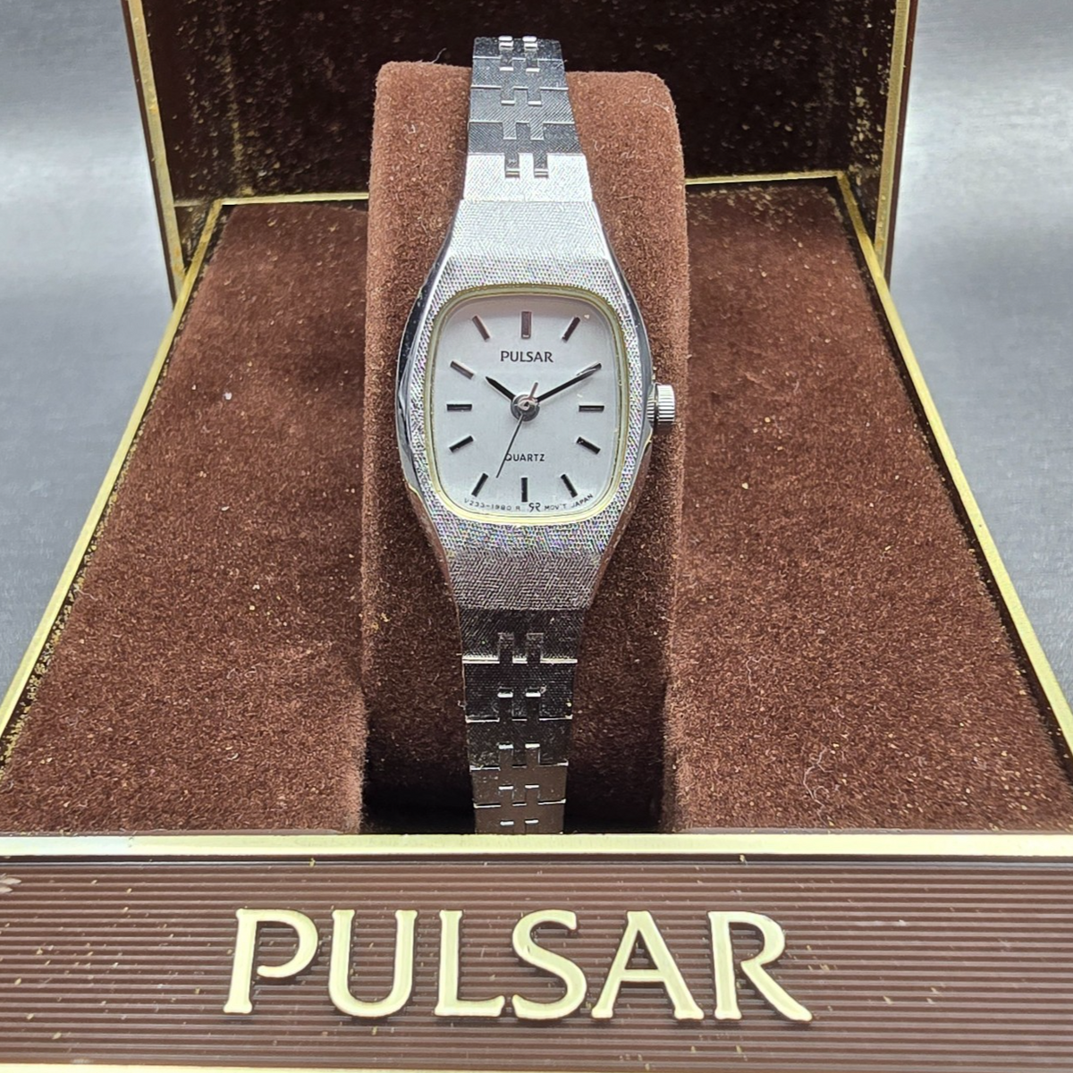 Seiko Pulsar Watch Women 16mm Silver Dial Silver Tone Oval V233-5810 New Battery0