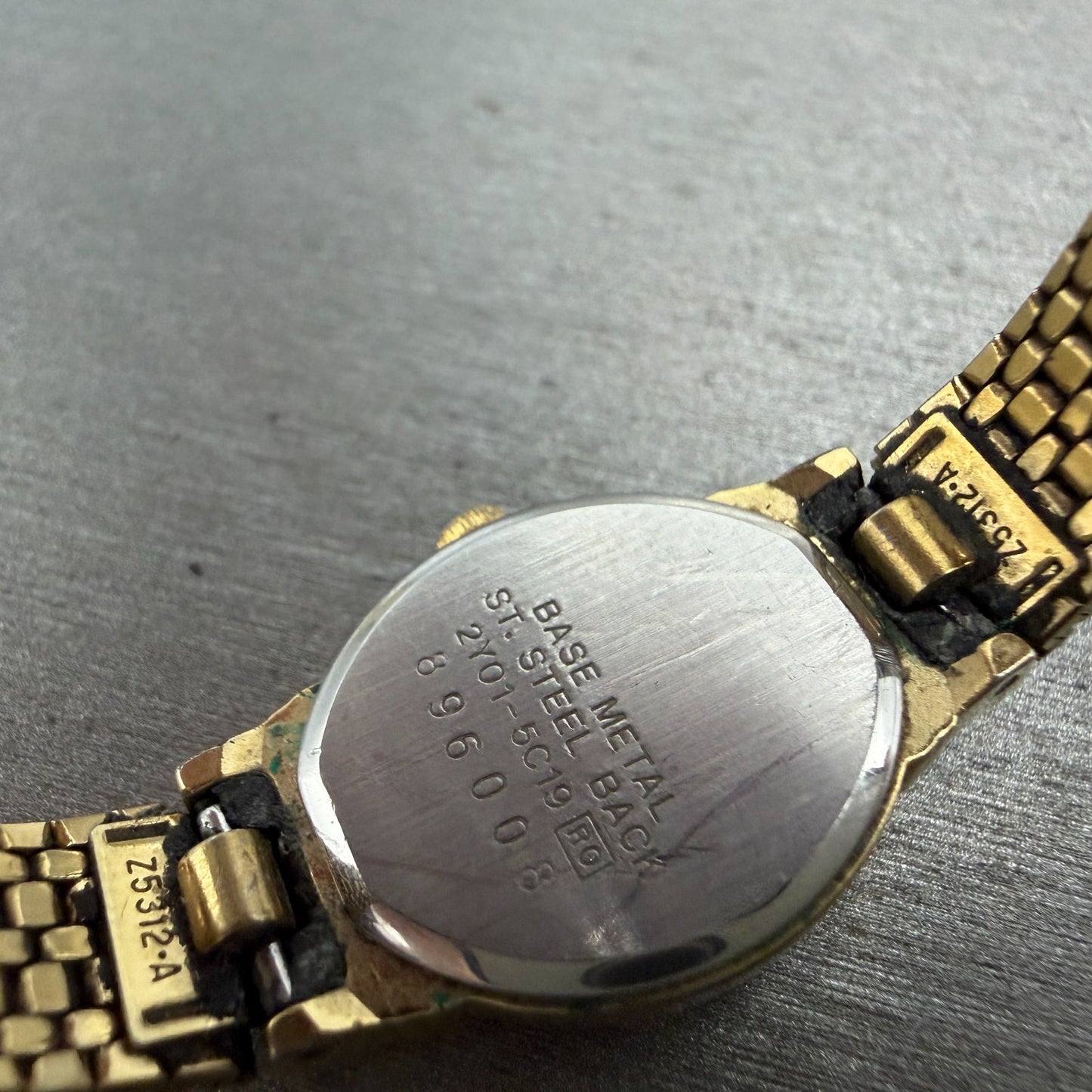 Seiko Watch Women 17mm Champagne dial Gold Tone Oval 2Y01-5C19 New Battery GVD9