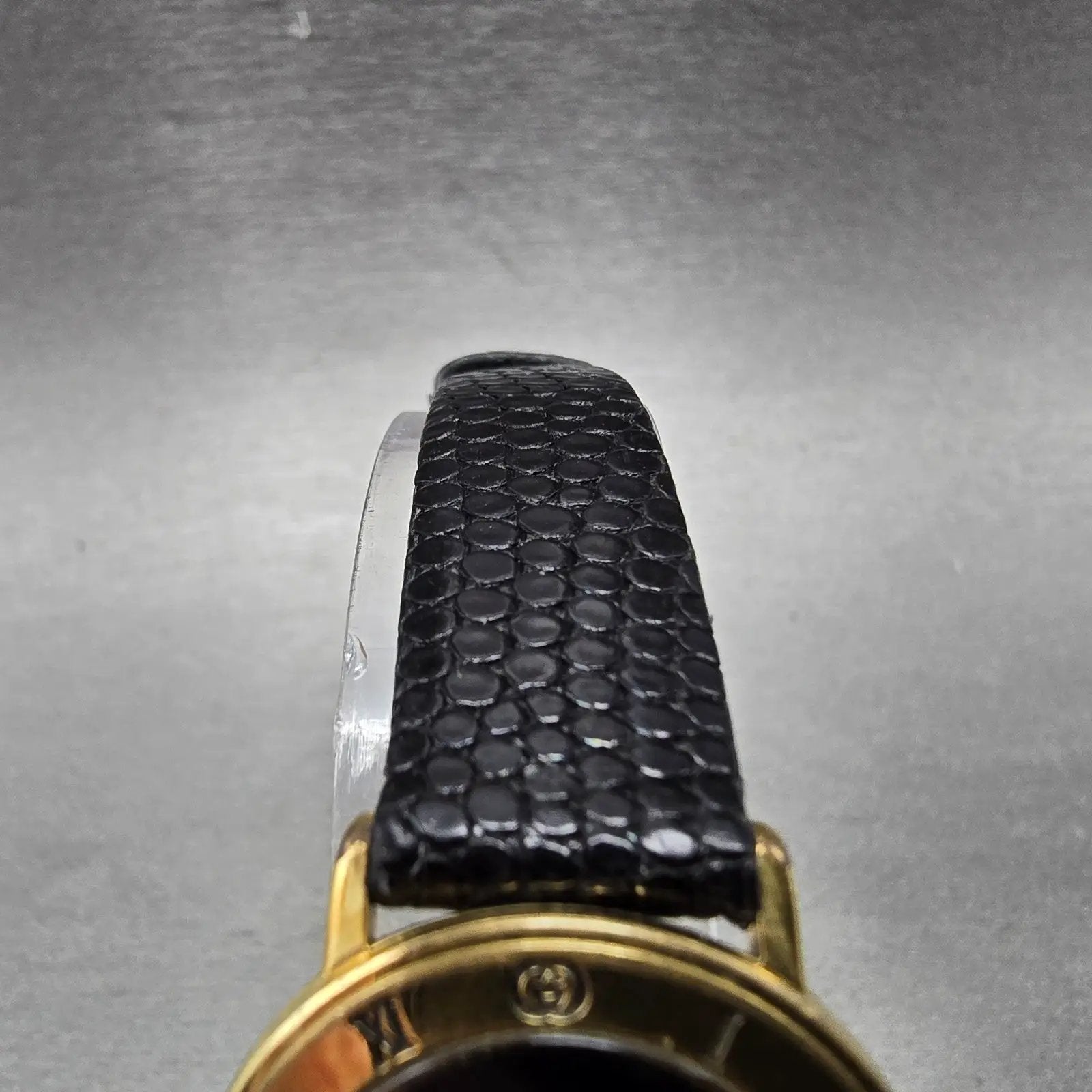Gucci 3001L Watch Women 26mm Black Dial Gold Tone Round New Battery Vintage4