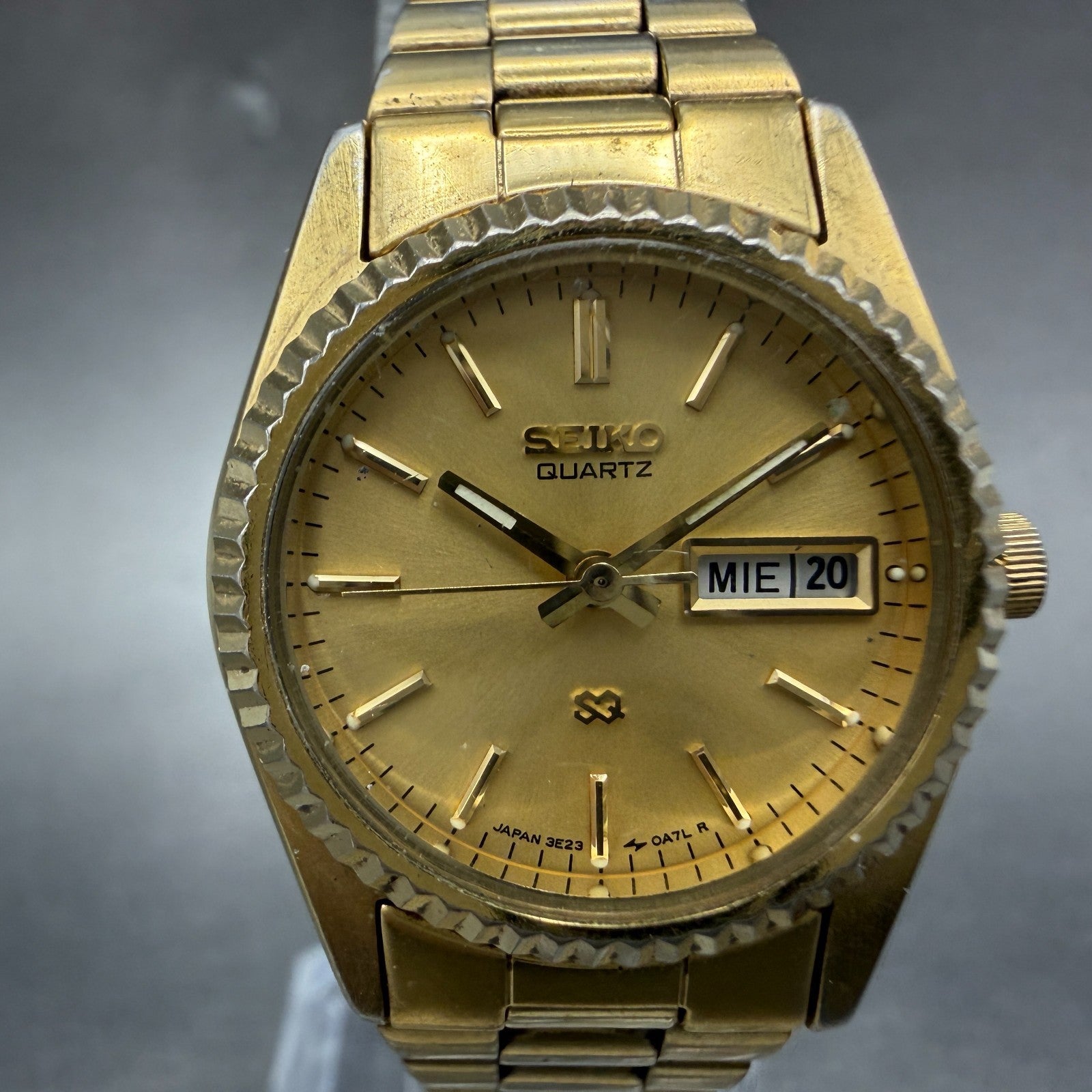 Seiko SQ Watch Women 24mm Champagne Dial Gold Tone Daydate 3e23-0a69 New Batt GJ1