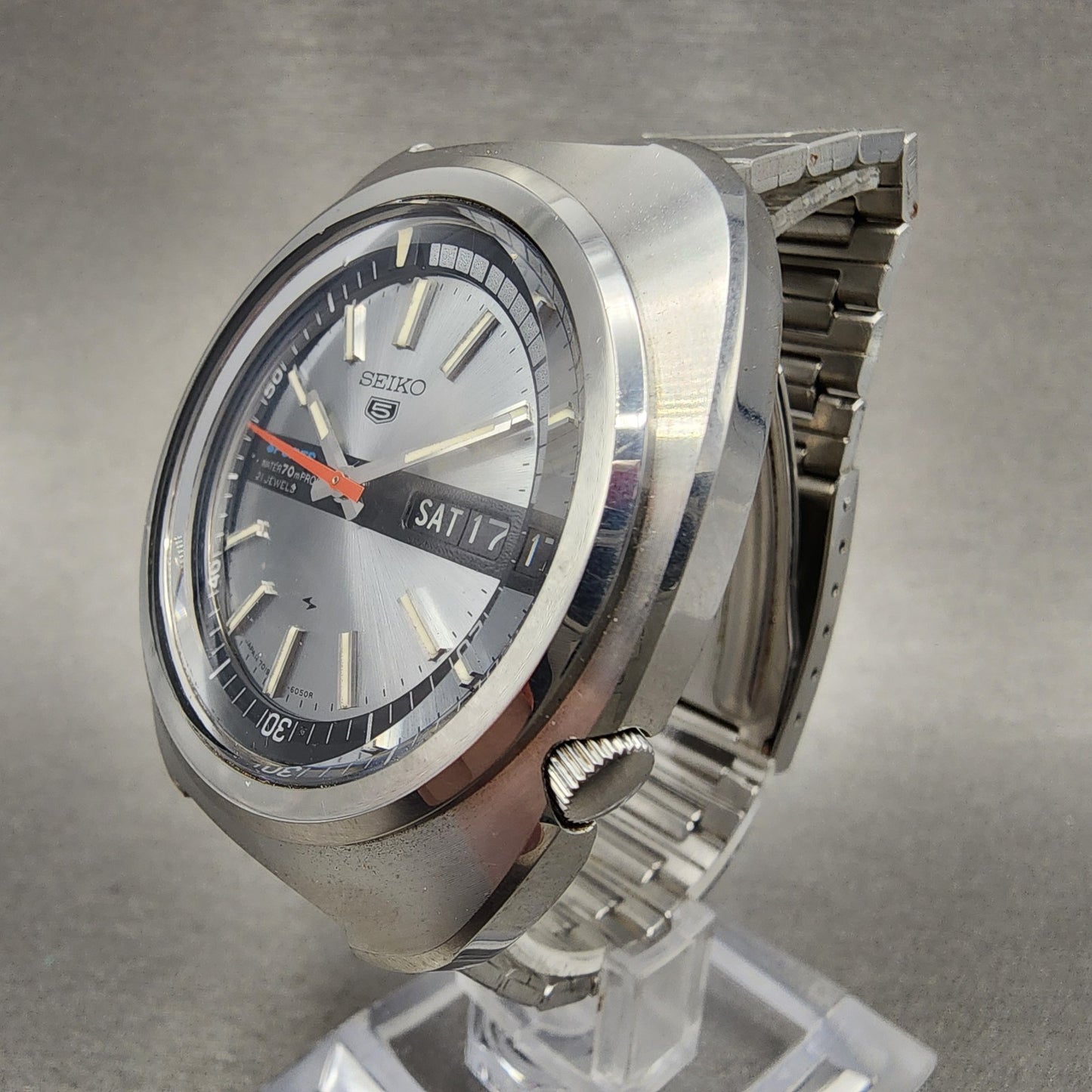 Seiko 5 Sports Watch Men 41mm Silver Dial Silver Tone Daydate Automatci Runs