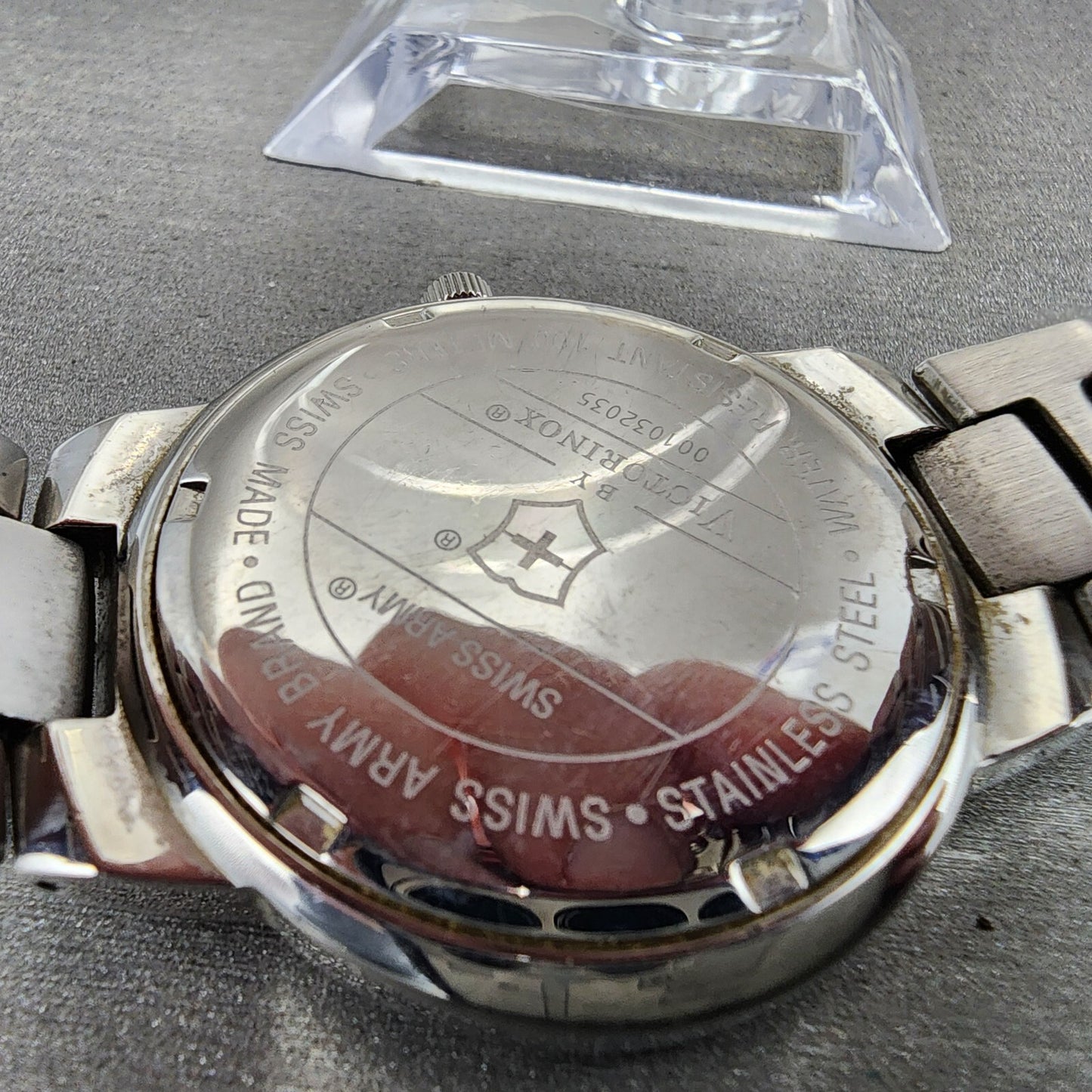 Victorinox Swiss Army Valiant Watch Men 39mm White Dial Two Tone Date Round Runs9