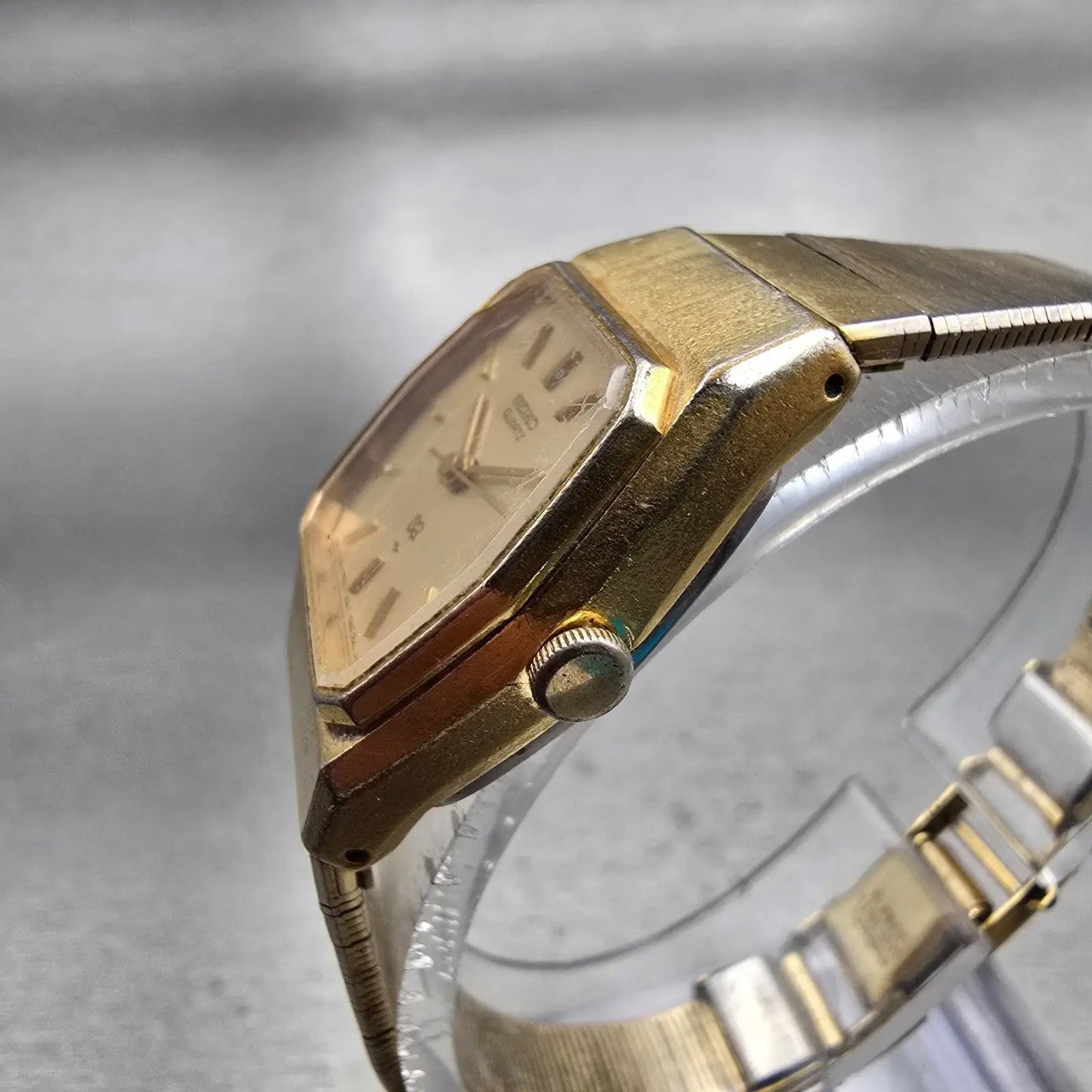 Seiko SQ Watch Women 22mm Champagne Dial Gold Tone Hexagon Date 8522-5059 NewBat2